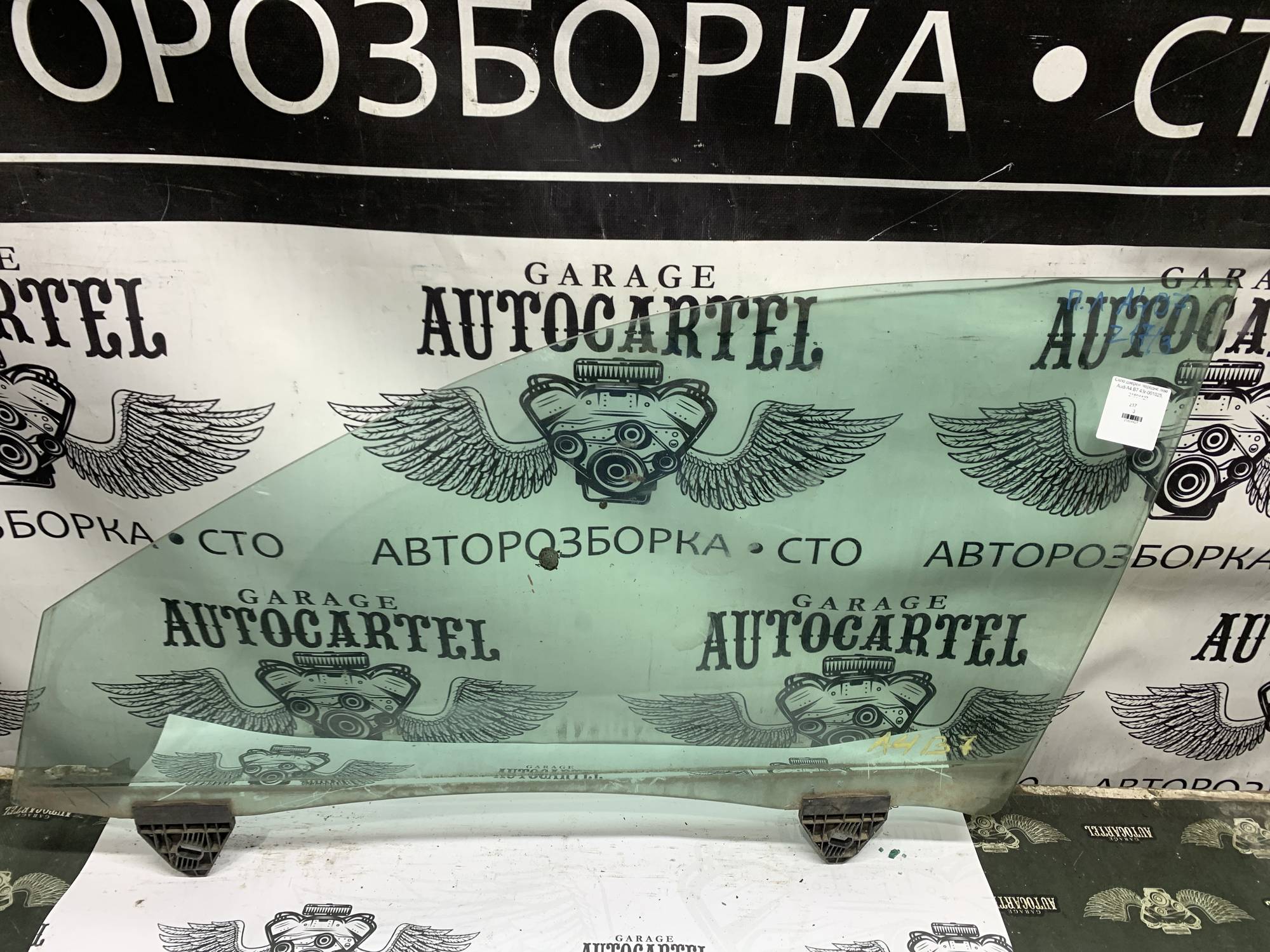 Скло дверей переднє ліве Audi A4 B7 43r-001025, 21804427