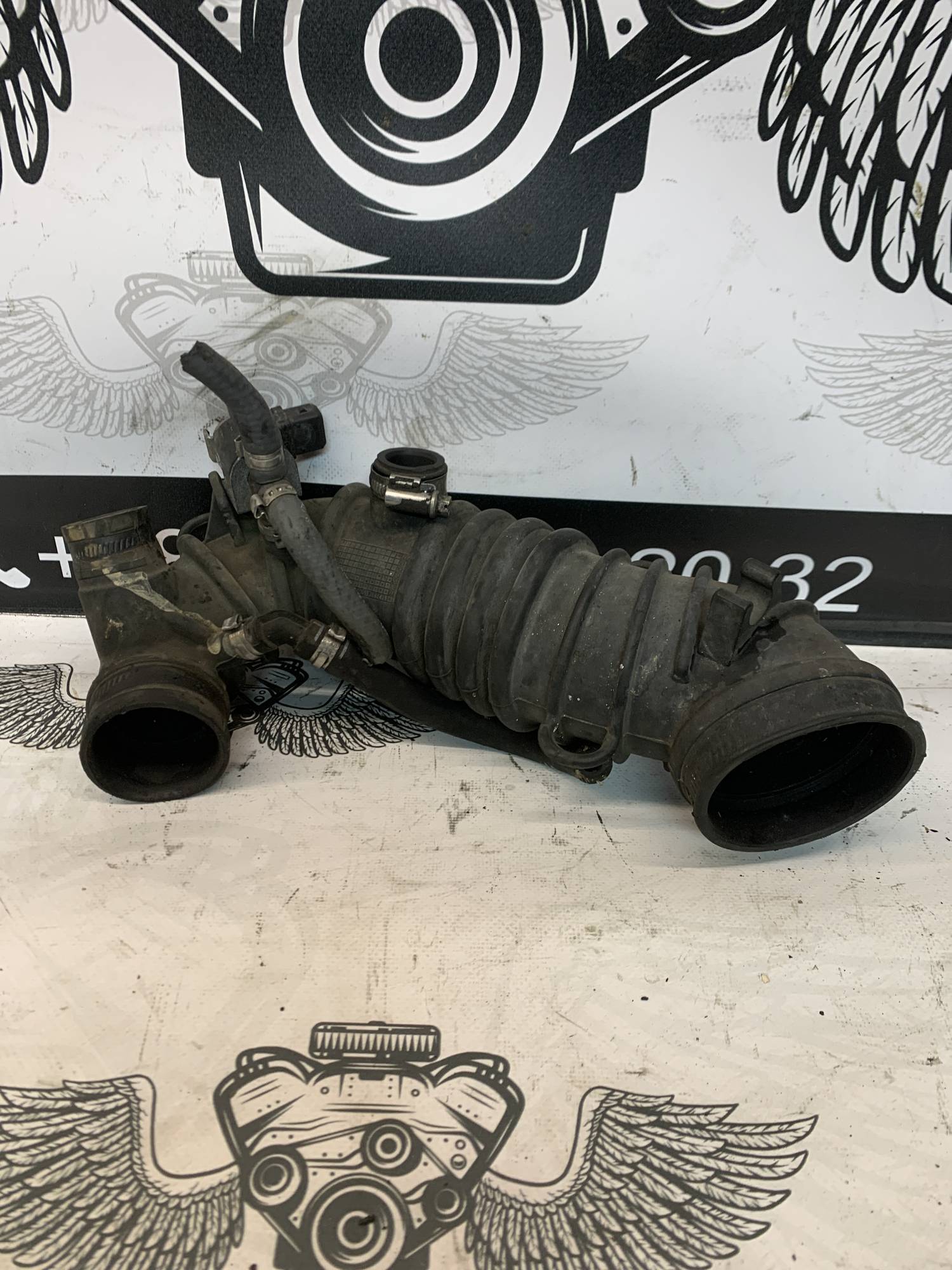 Патрубок повітряний Audi A4 B6 1.8T 06b133356n
