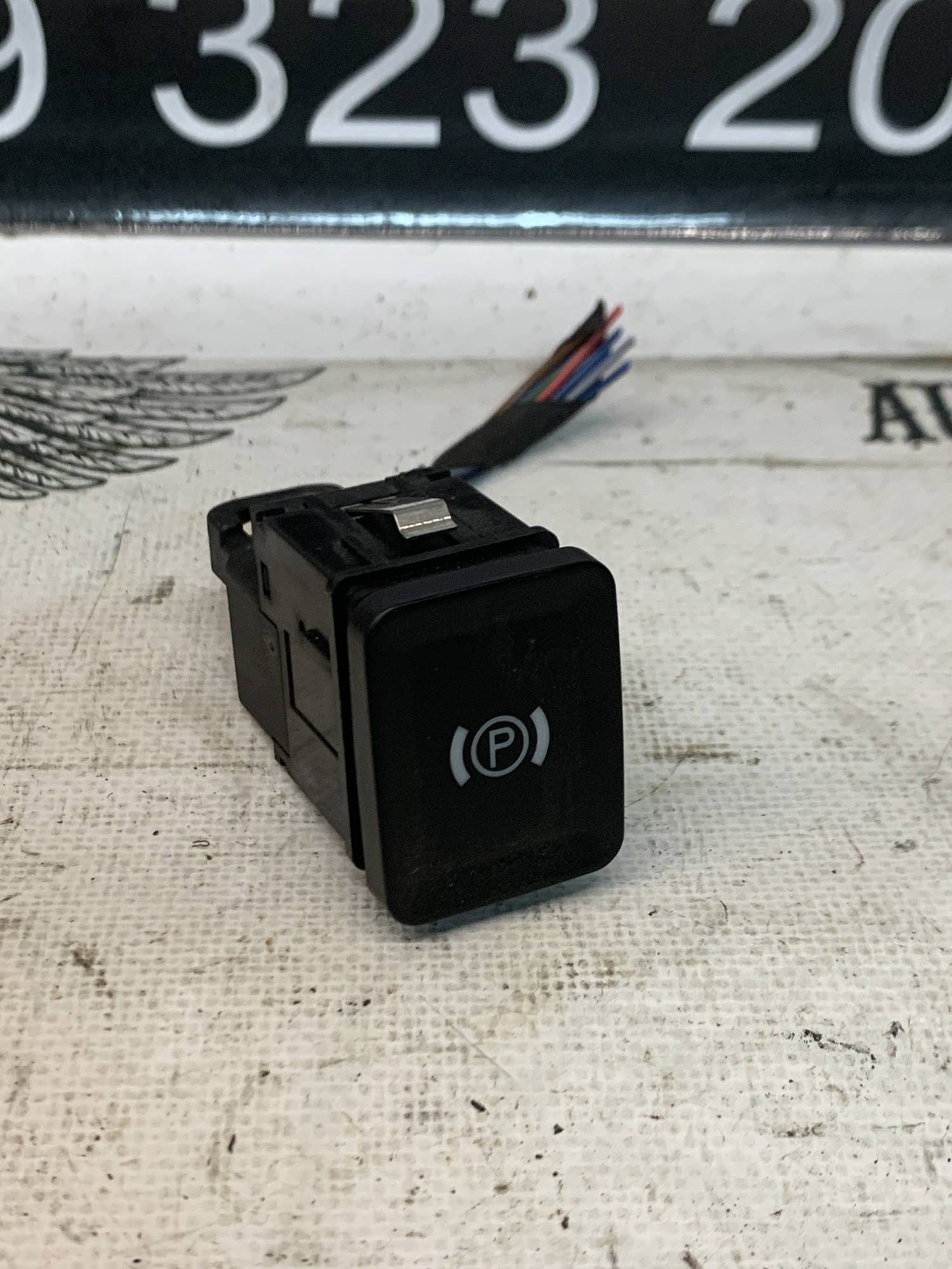 Кнопка гальма ручного vw passat b6 56090-533