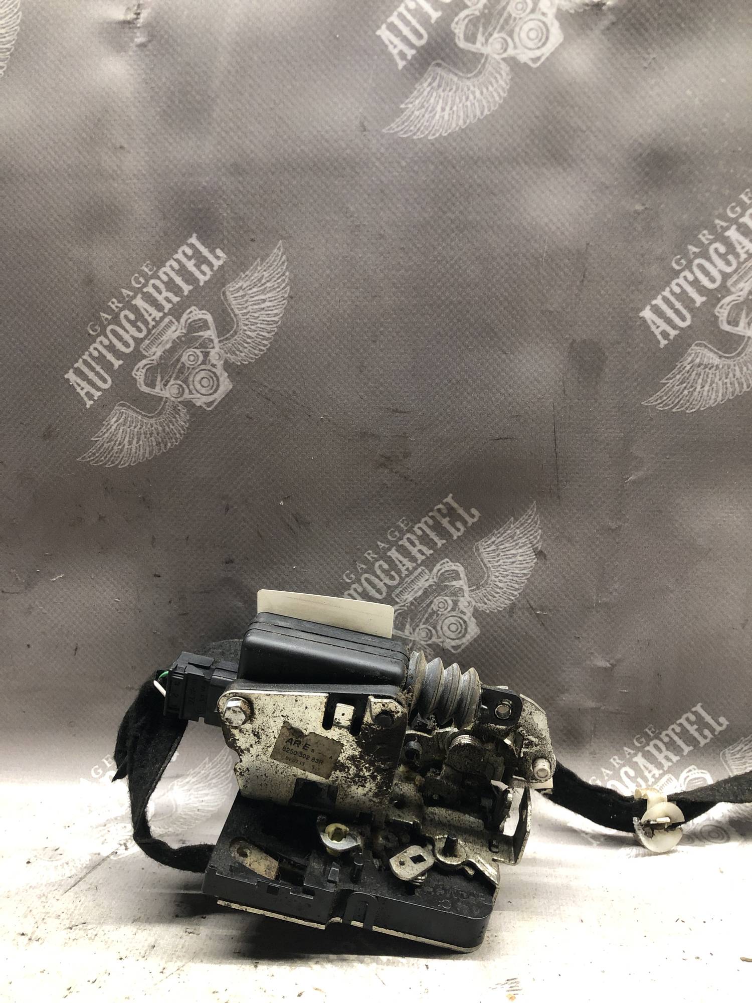 Замок двері задньої лівої Renault Duster 825030283R