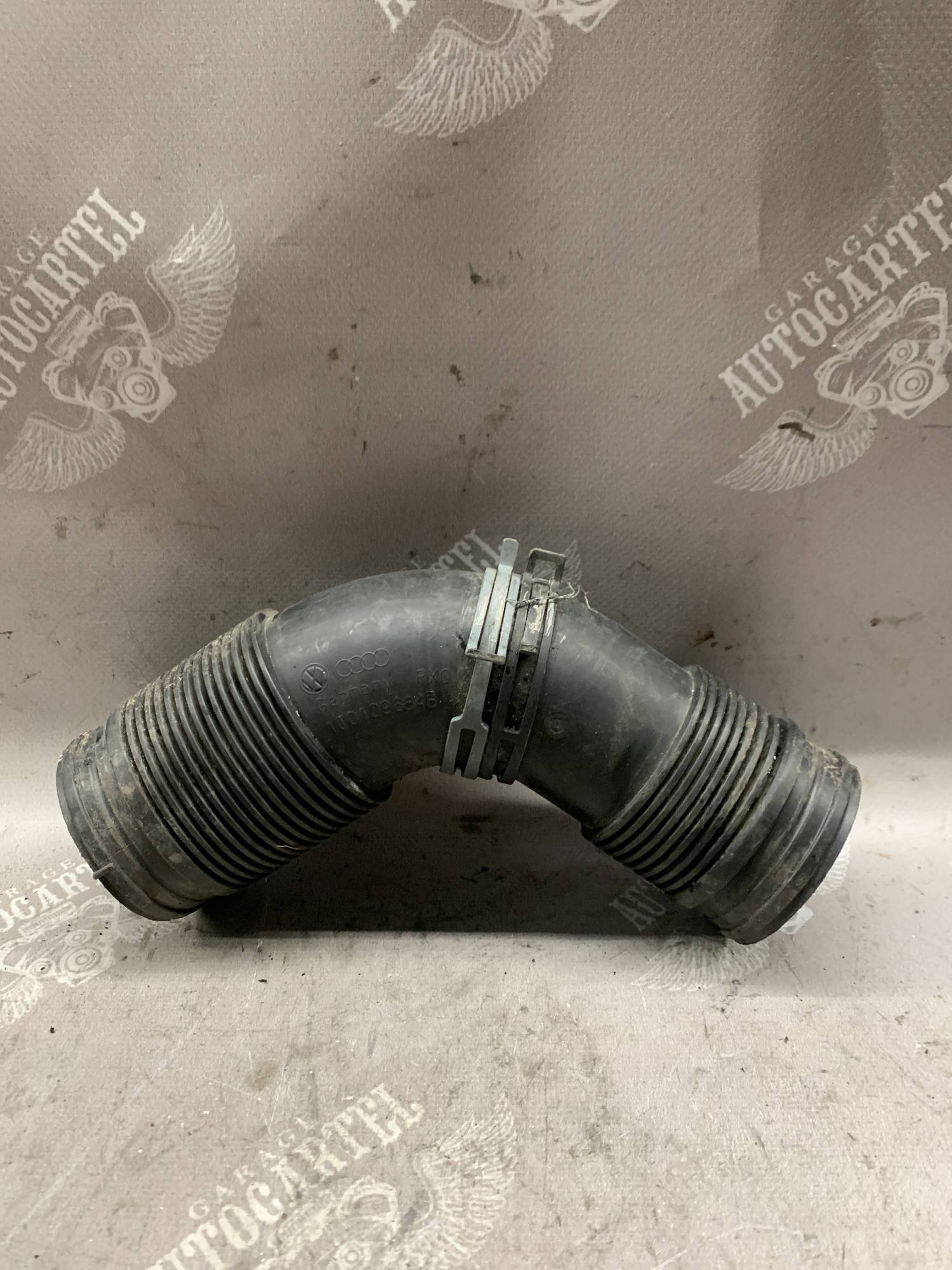 Патрубок впускний повітряного фільтра VW GOLF IV 1J0129684B