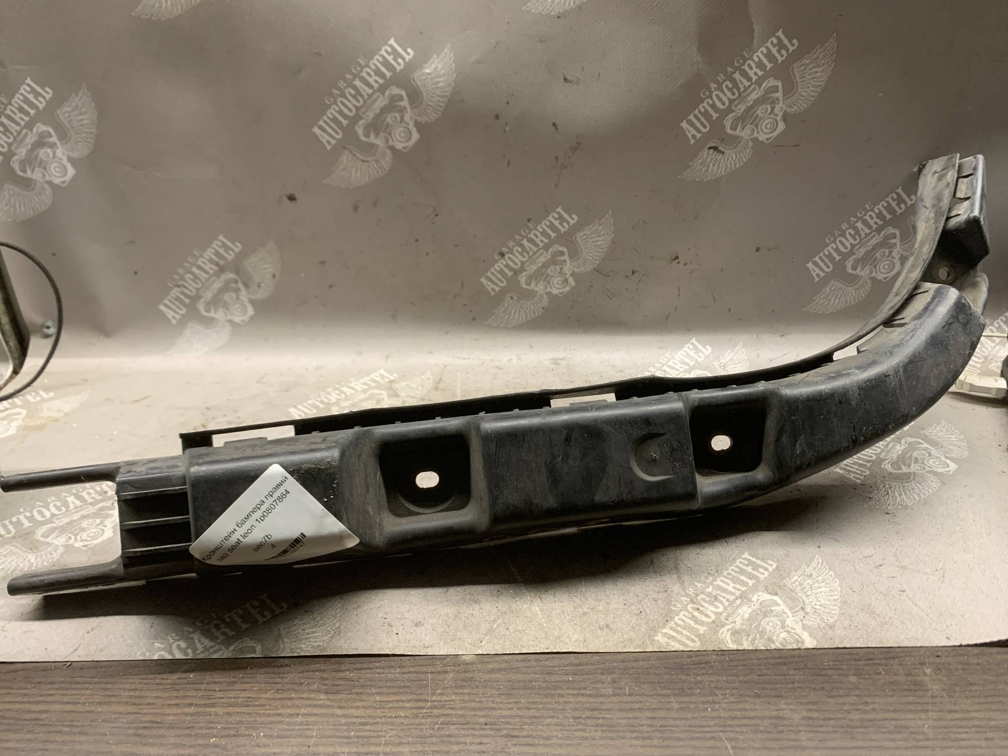 Кронштейн бампера правий зад seat leon 1p0807864
