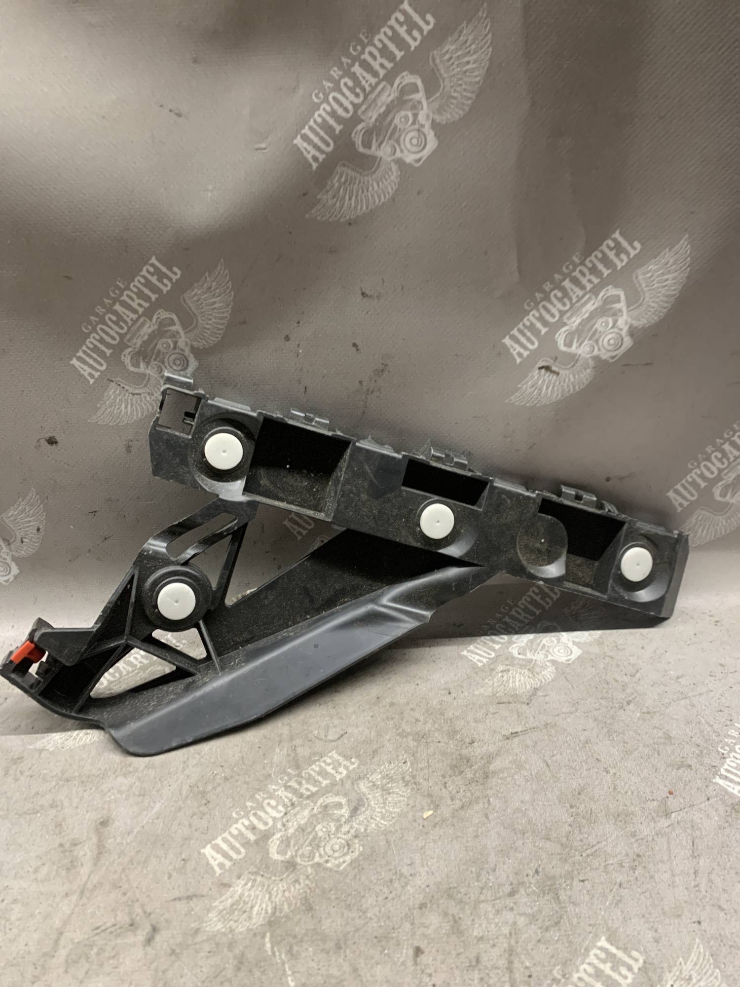 Кронштейн (кріплення) заднього бампера правий Opel Zafira C 13300740