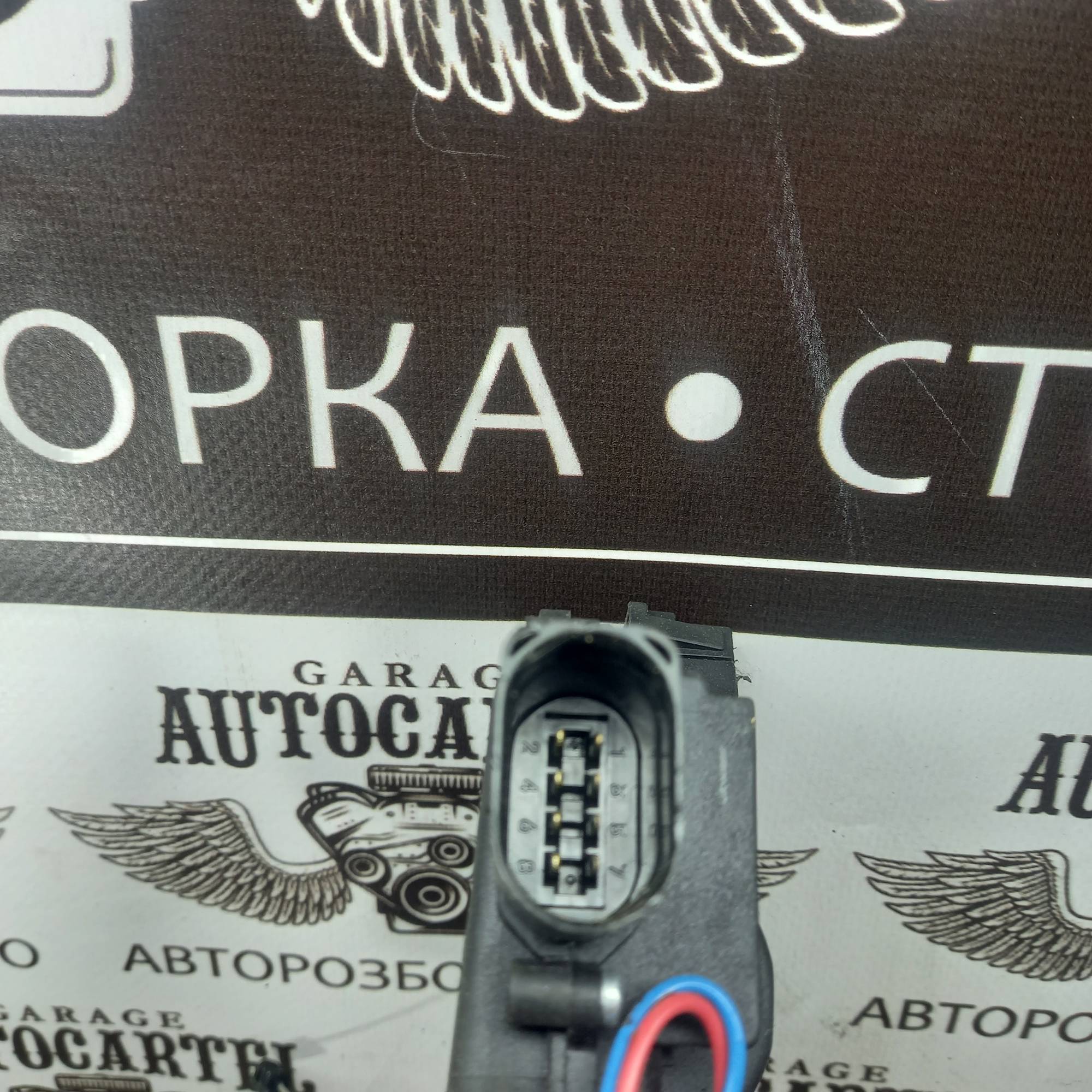 Замок дверки передній правий SKODA OCTAVIA, Volkswagen Passat B5 98 — 07 8PIN 6X1837014H
