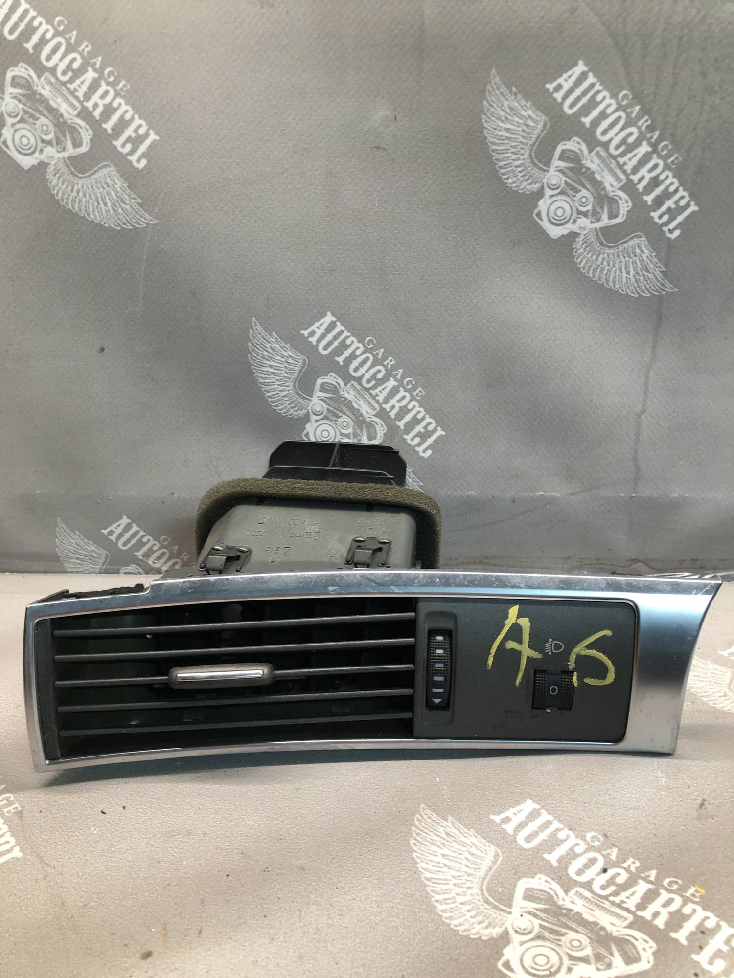 Дефлектор повітряний лівий Audi A6 C6 4F1820901C