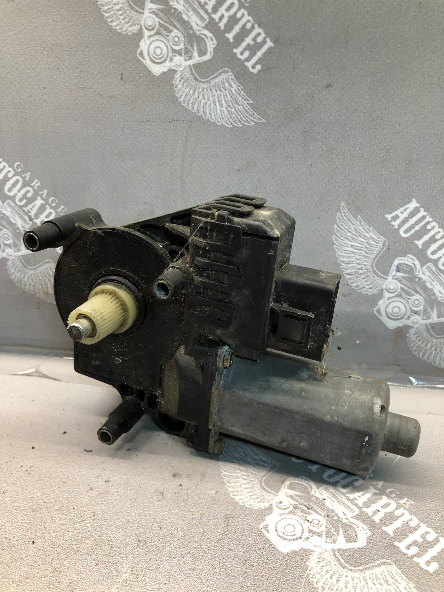Моторець склопідіймача лівий задній Audi A6 C5 0130821784, 2103000246