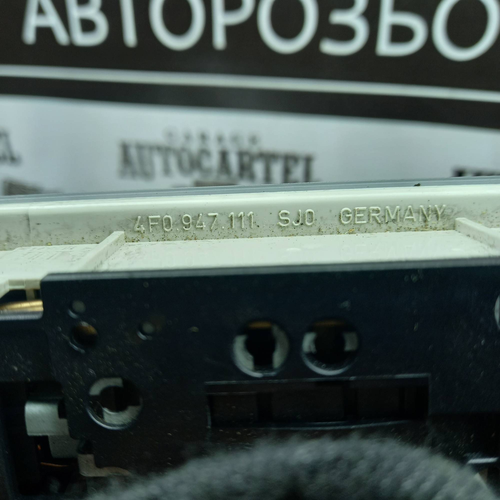 Плафон освітлення салону Audi A6 C6 4F0947111