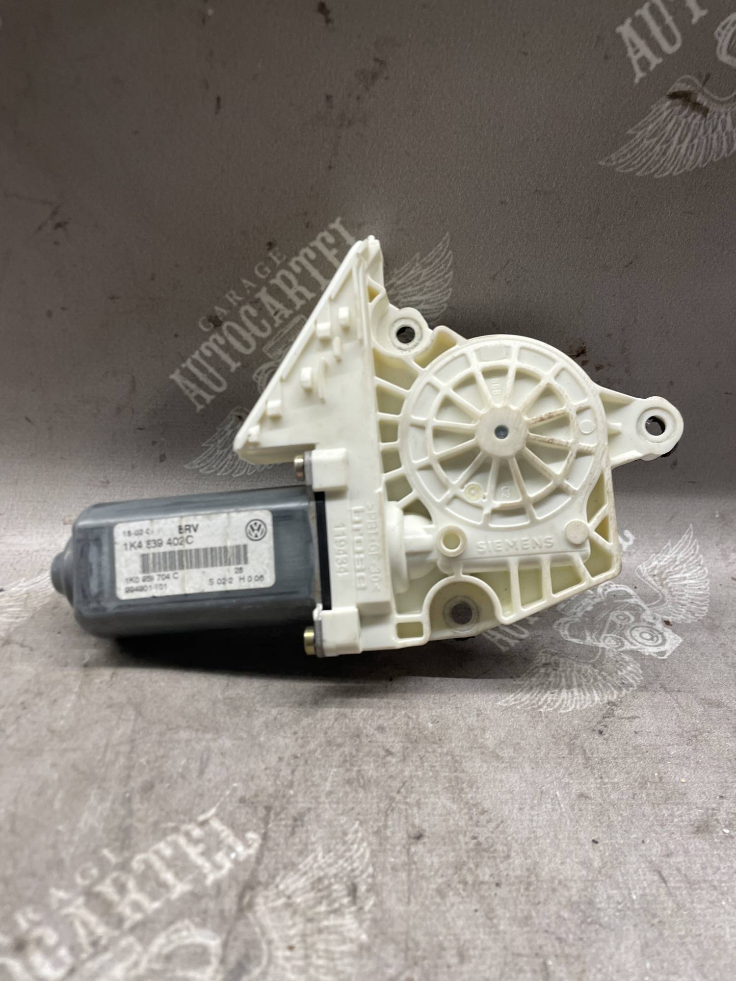 Моторчик склопідйомника задній правий Volkswagen GOLF 5 1k4839402c