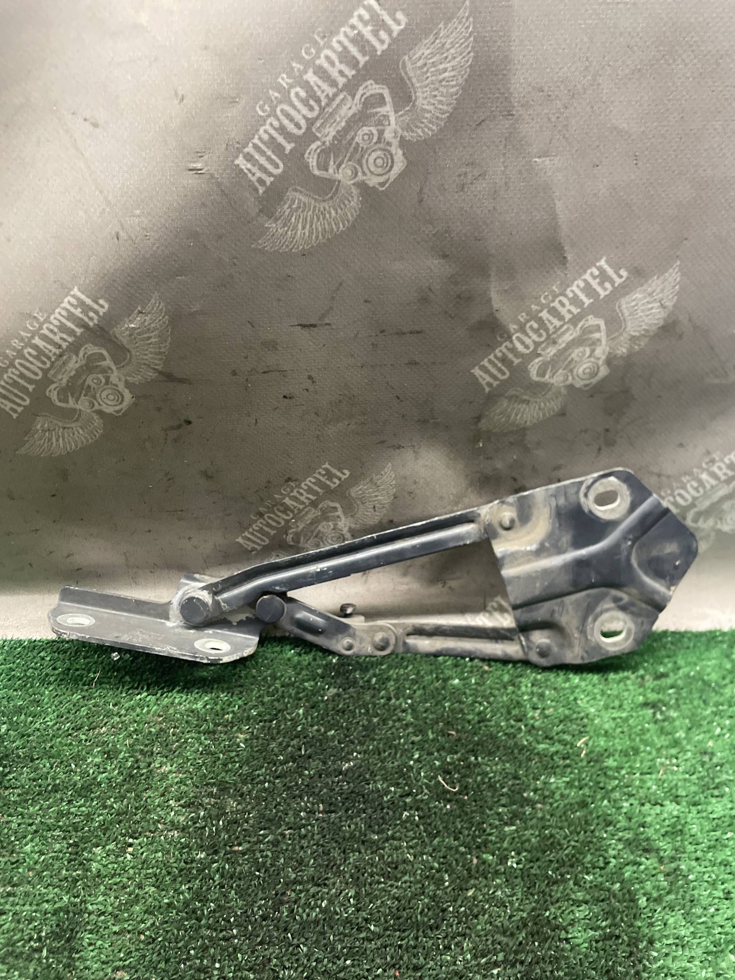 1t0823301b Петля капота ліва Volkswagen Touran 2003—2015