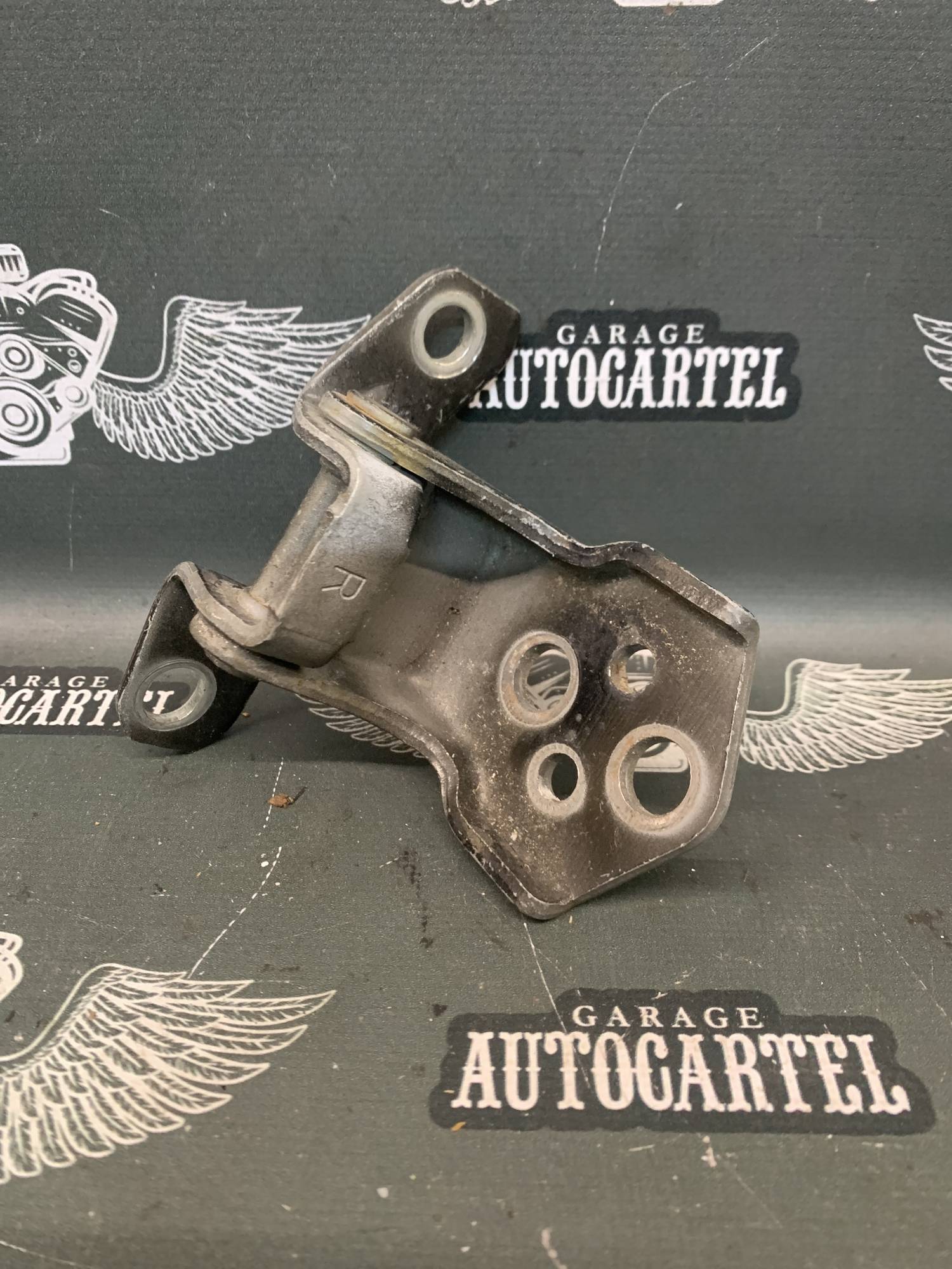 Петля дверки права Mazda 5 2100000614646