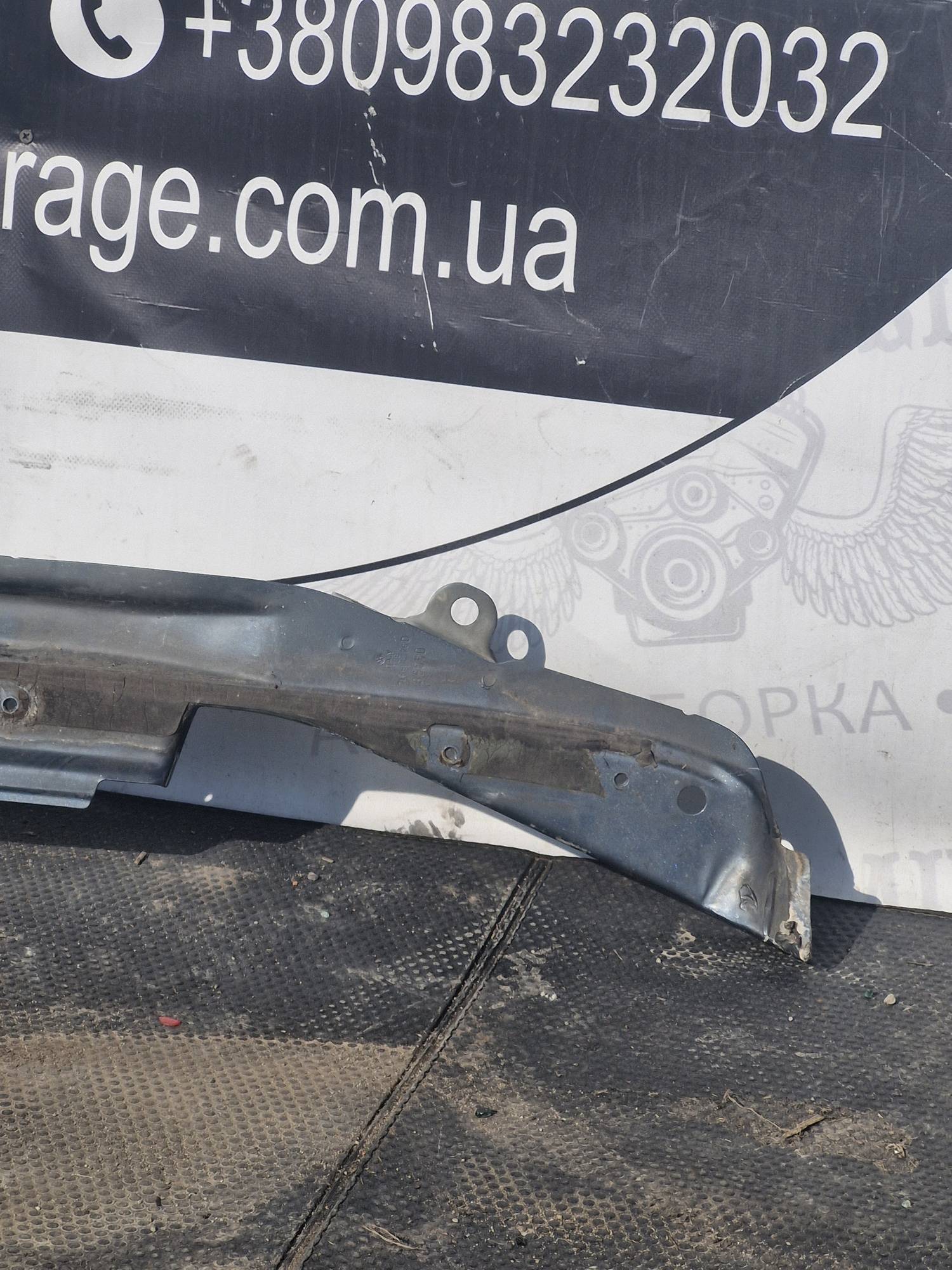 7l6805176d Кронштейн кріплення крила правого Volkswagen Touareg 7L6805176D