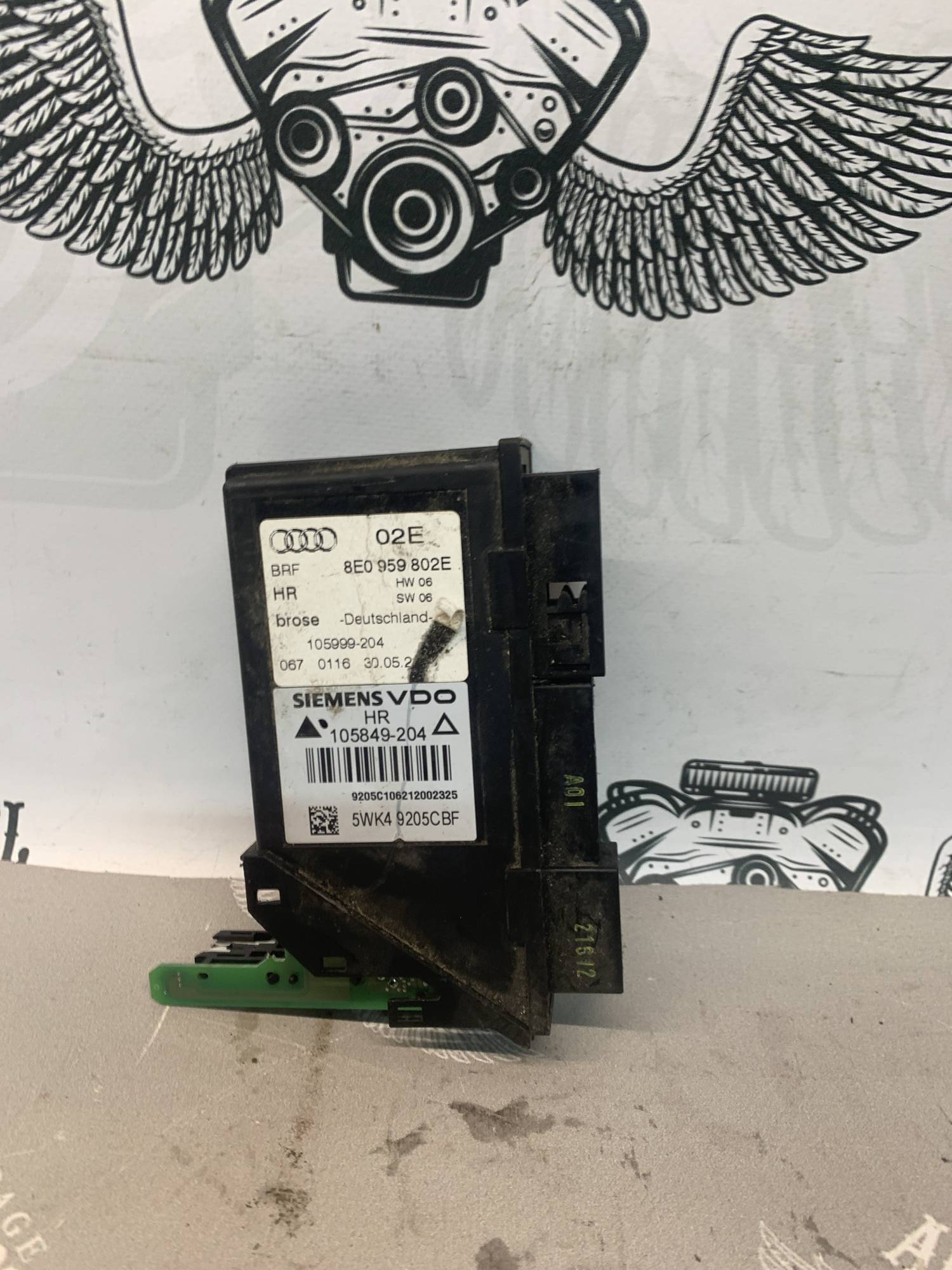 Блок склопідйомника задній правий Audi A4 (B7) 8e0959802e/1
