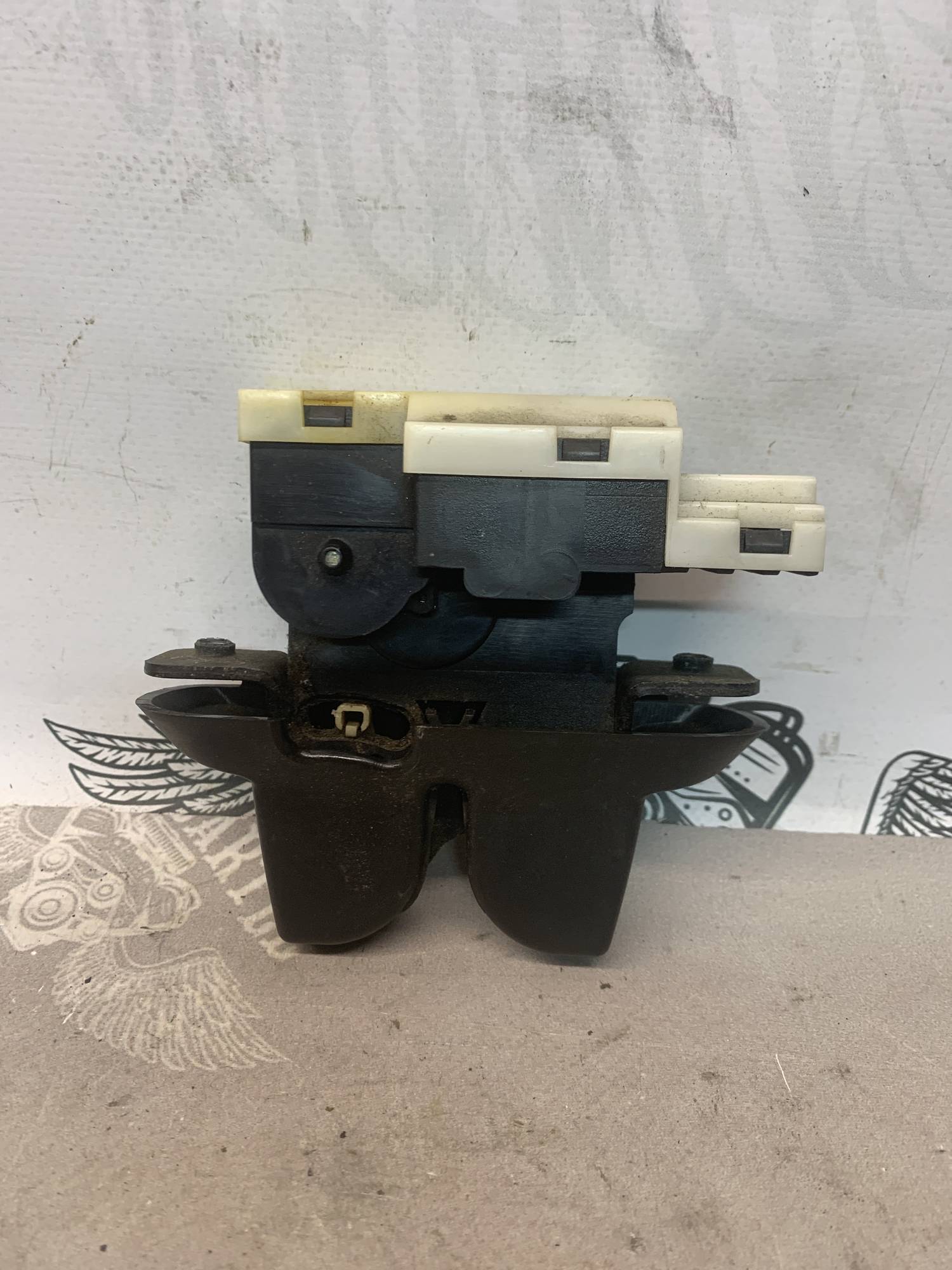 Замок кришки багажника Nissan Primera P12 90502AV710