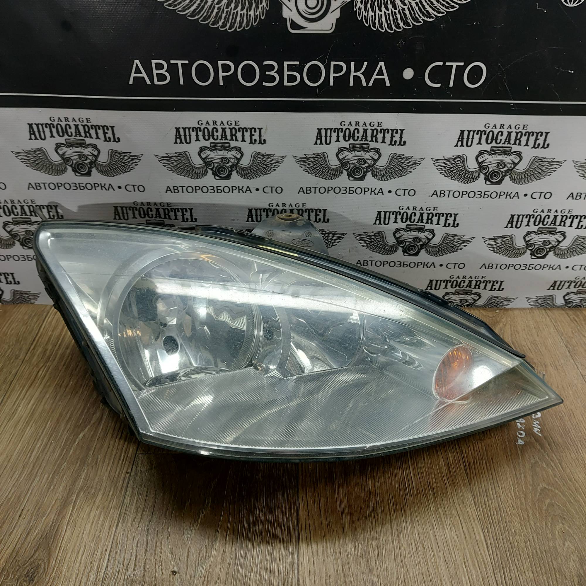 Фара права галоген Ford Focus I 2M5113W029BG