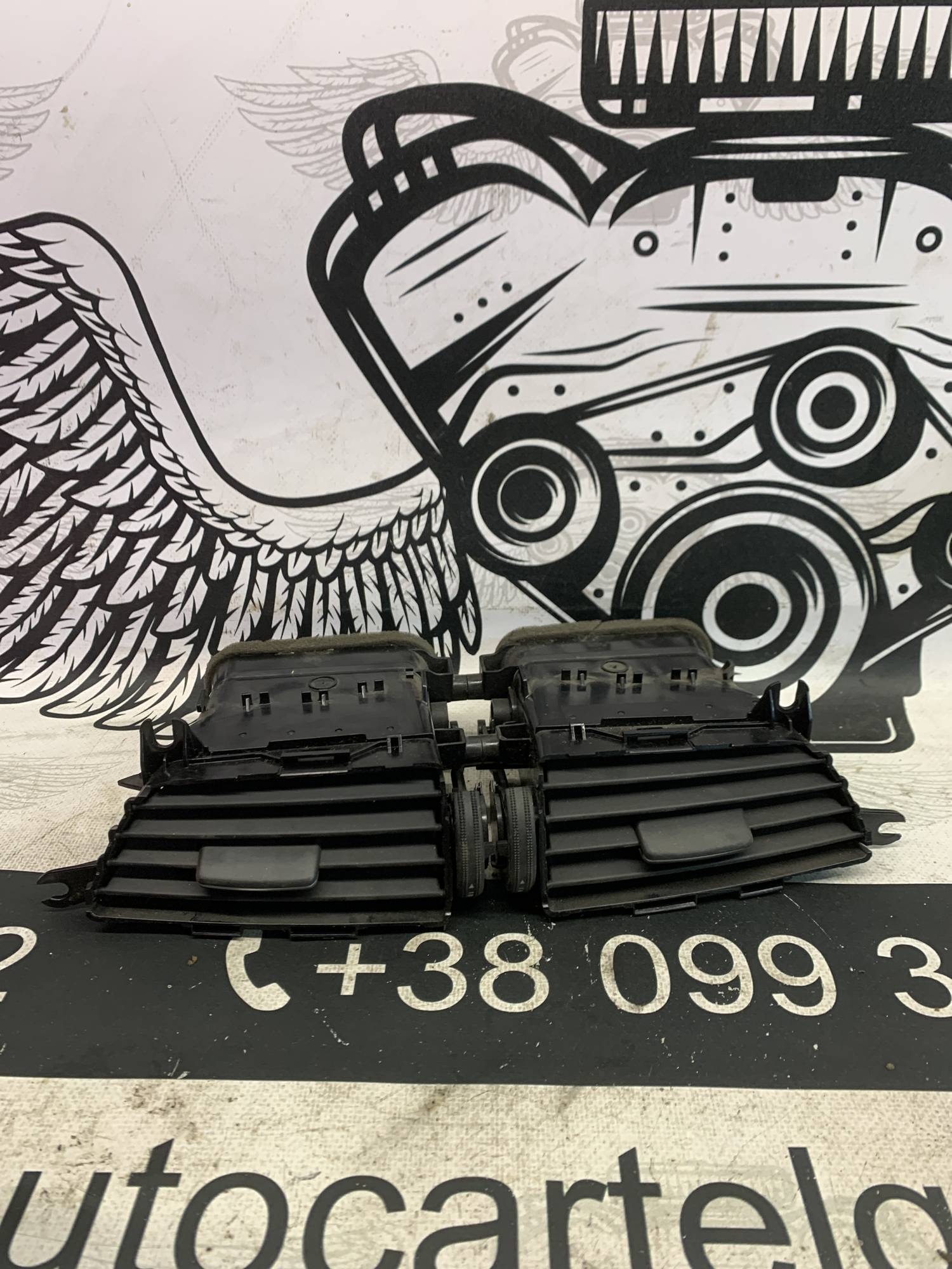 Дефлектор вентиляції центральний Mercedes-Benz W204 a2048306054