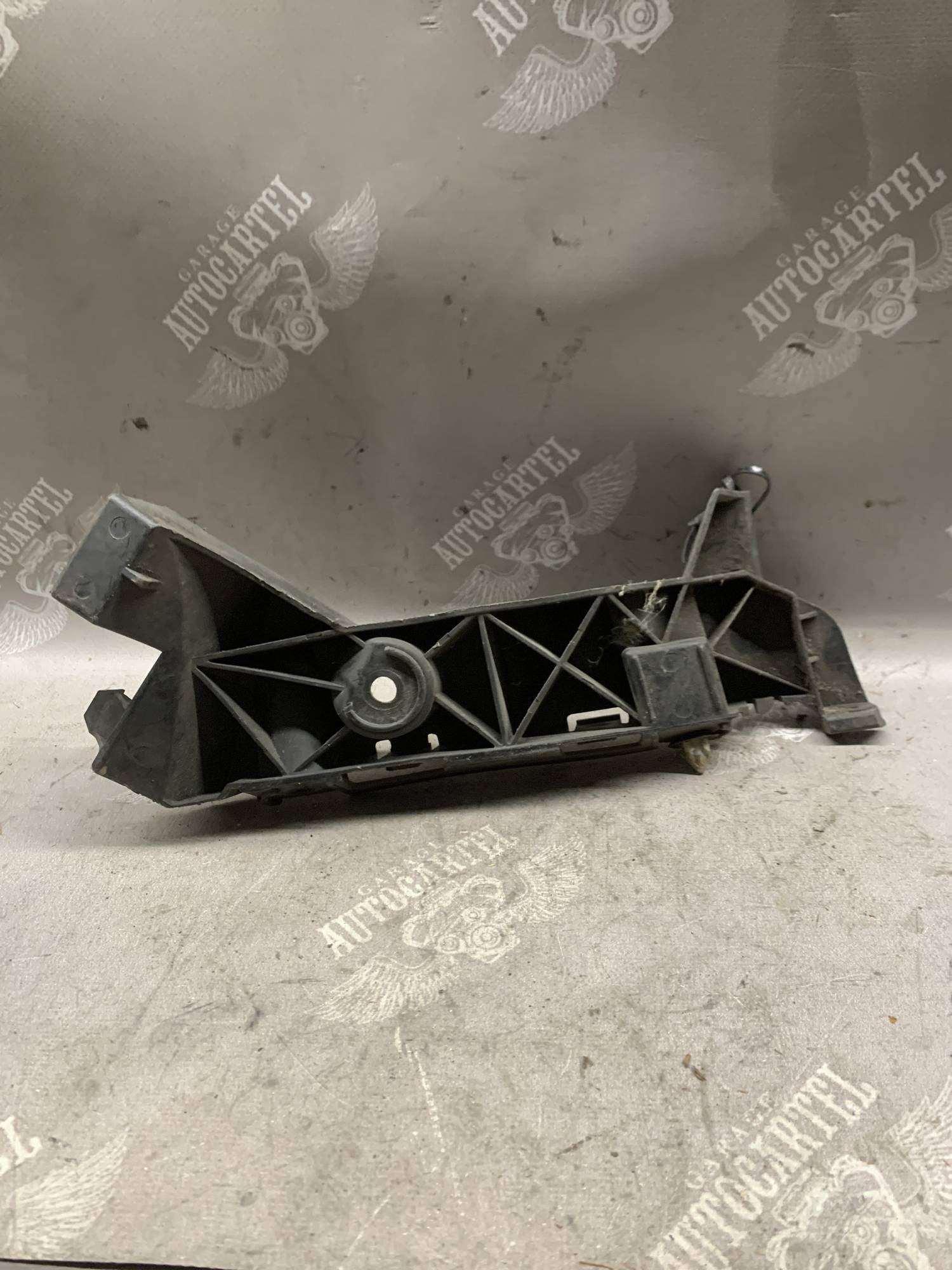 Кронштейн заднього бампера правий Seat Ibiza 13-17 6j4807394