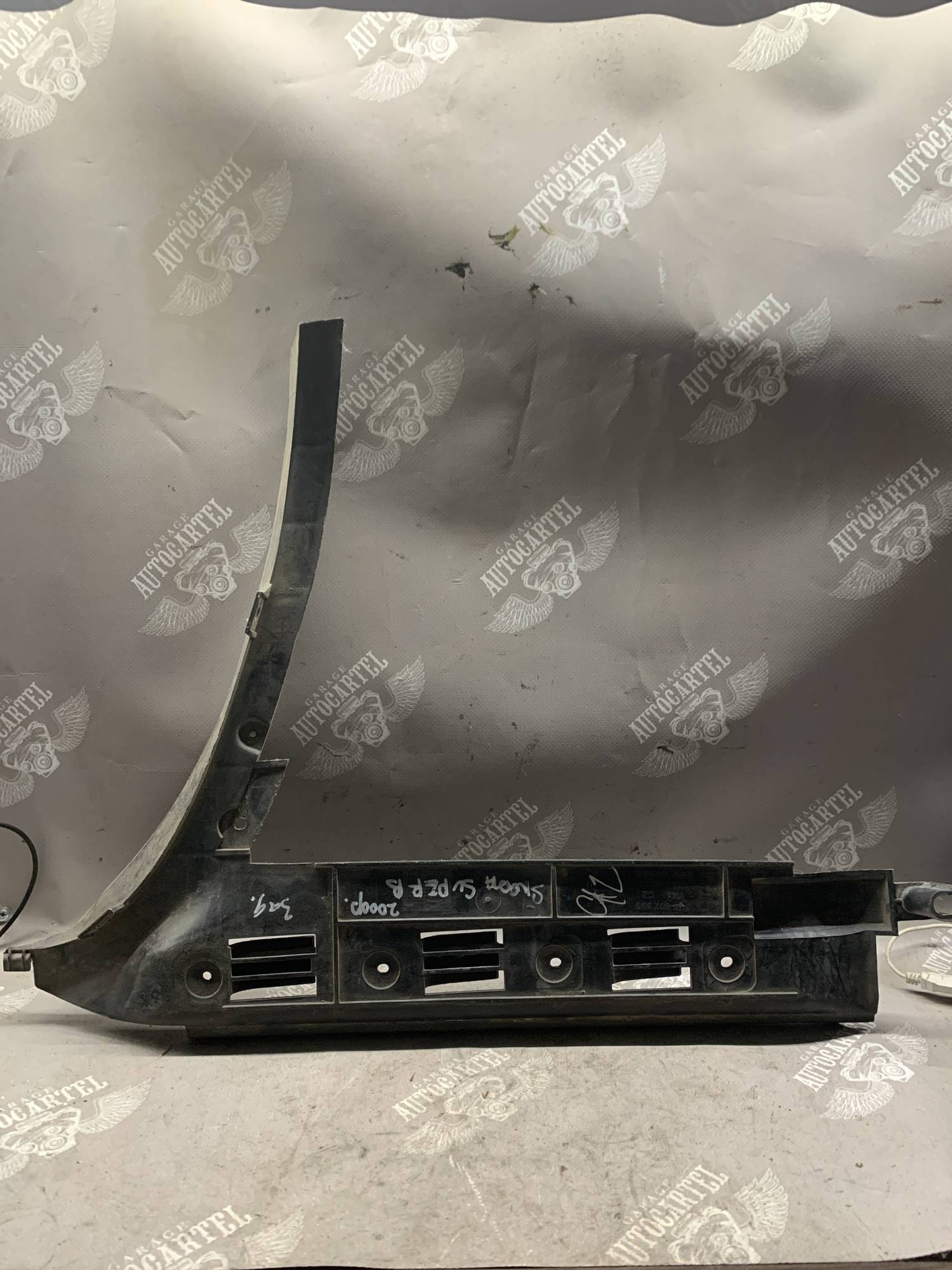 Кронштейн заднього бампера лівий Skoda Super B 3u5807393
