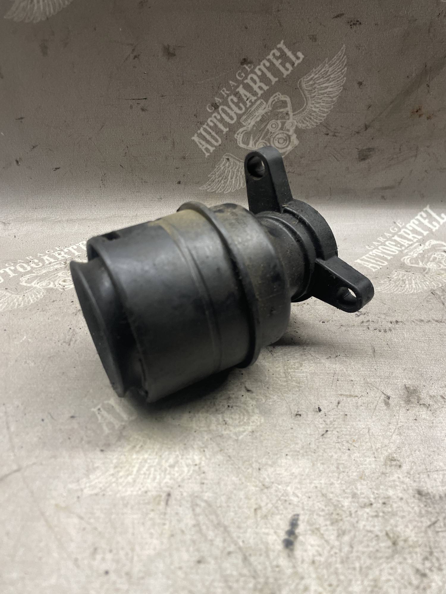 Патрубок впускного колектора 1.2tsi Skoda Yeti 03f129656f