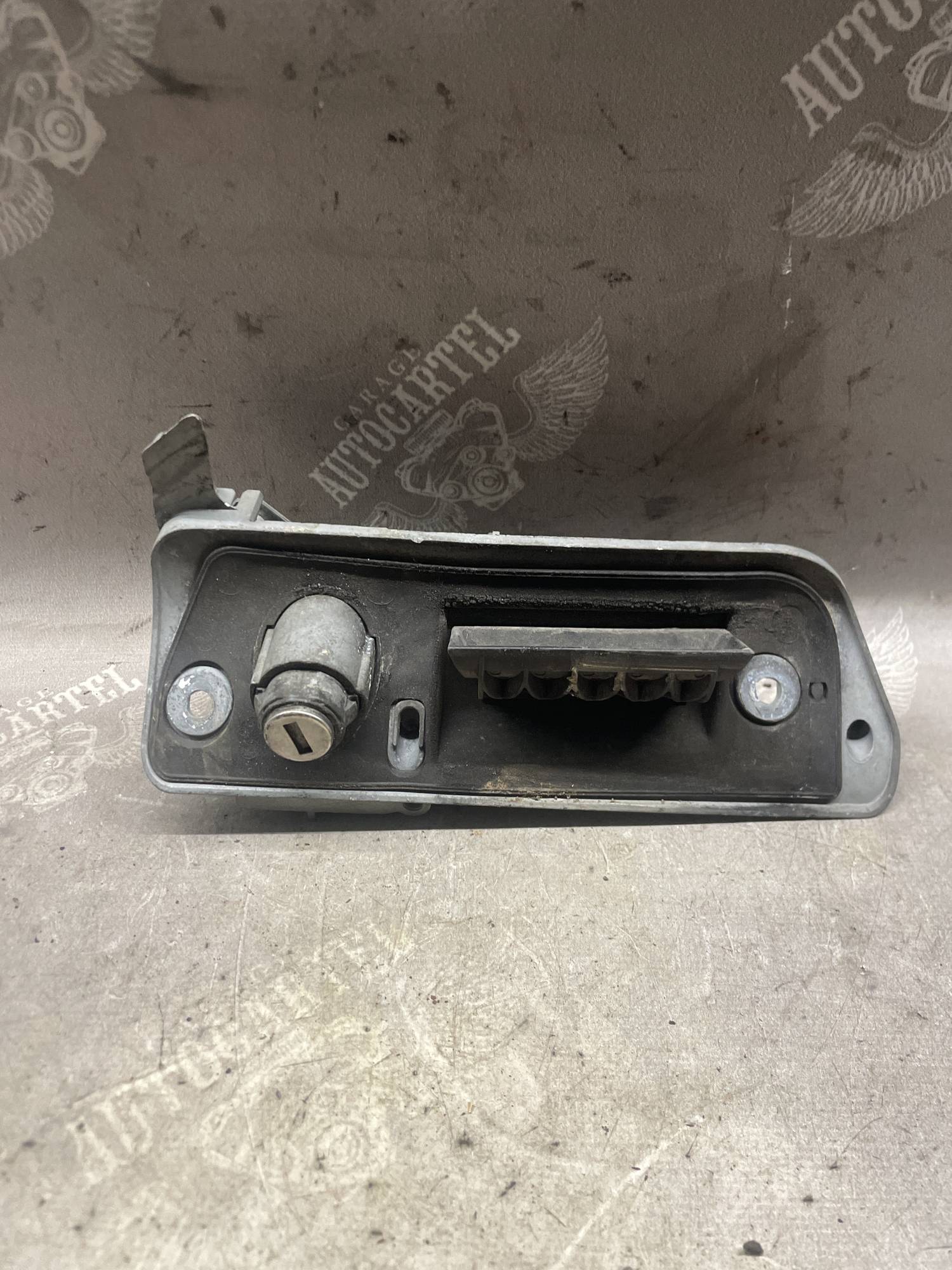Ручка дверей задньої лівої зовнішня VW Caddy 2k0827565h
