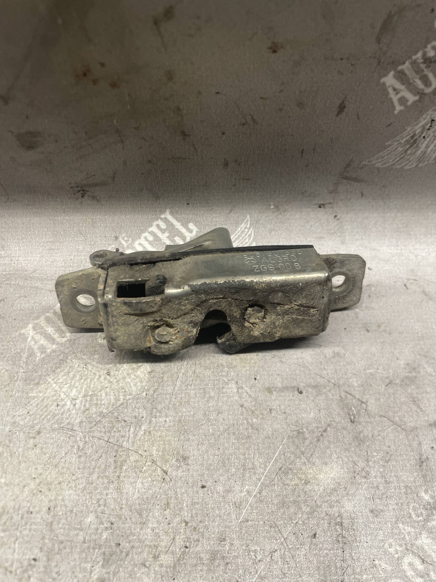 Замок дверей правих бокових Mercedes Sprinter W906 / VW Crafter a9067301335