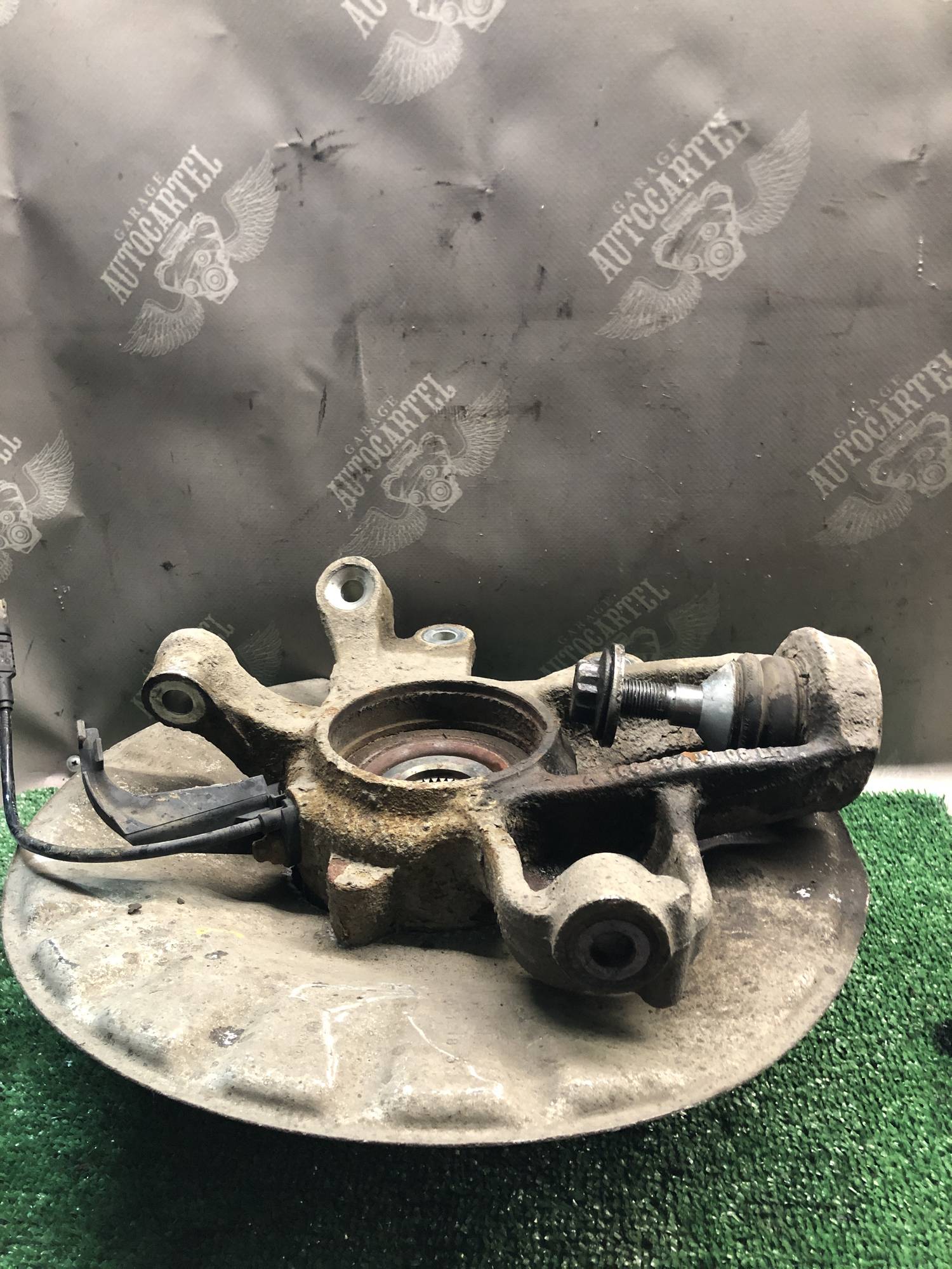 A1663570105LH цапфа поворотний кулак ліва Mercedes ML W166