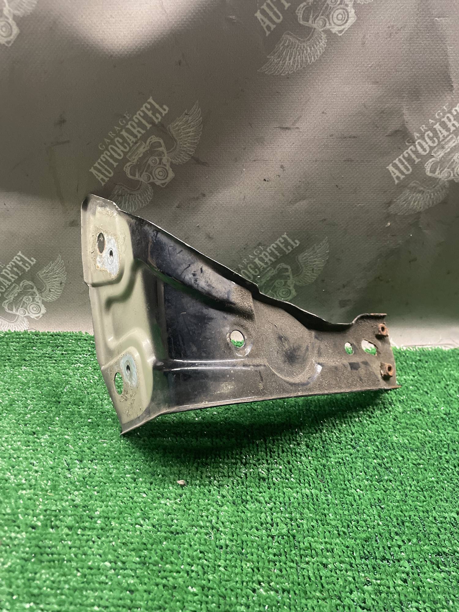 Кронштейн кріплення переднього крила лівий Volkswagen Passat B7 3aa821141