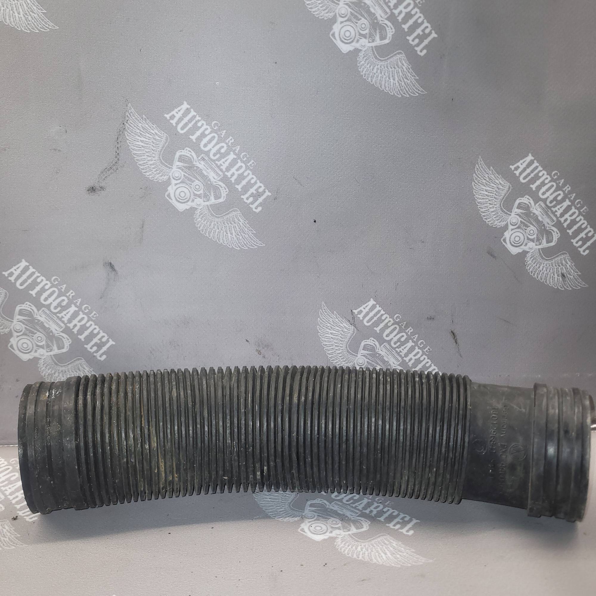 Патрубок повітряного фільтра 1J0129684J VW Golf 4