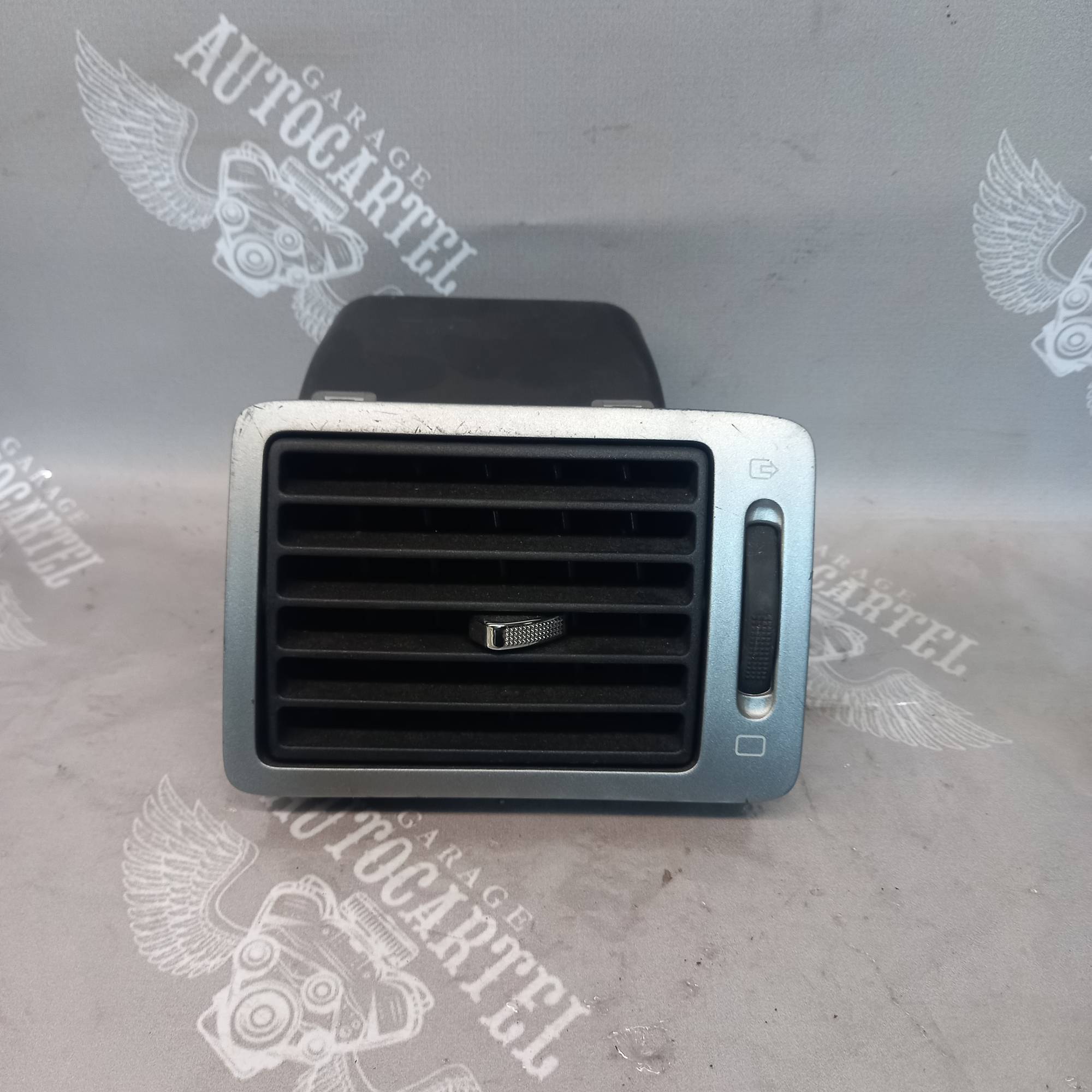 Дефлектор правий повітряний Peugeot Expert 9634498977
