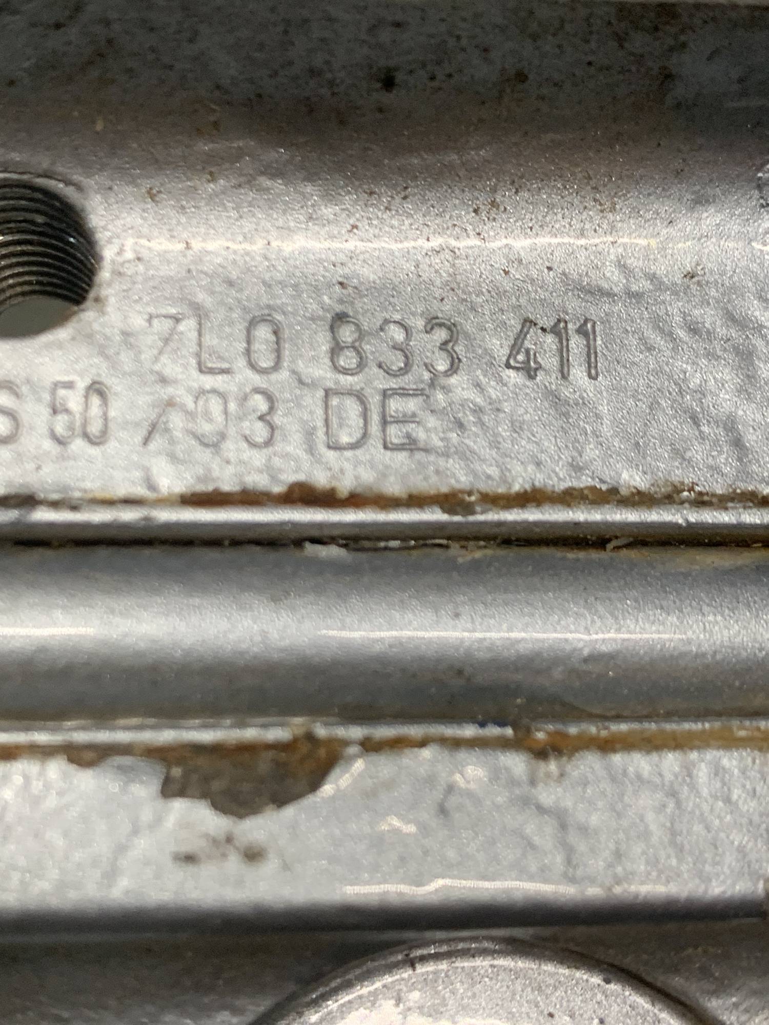 7l0833411 Петля задніх лівих дверей нижня Volkswagen Touareg 1 2002—2010