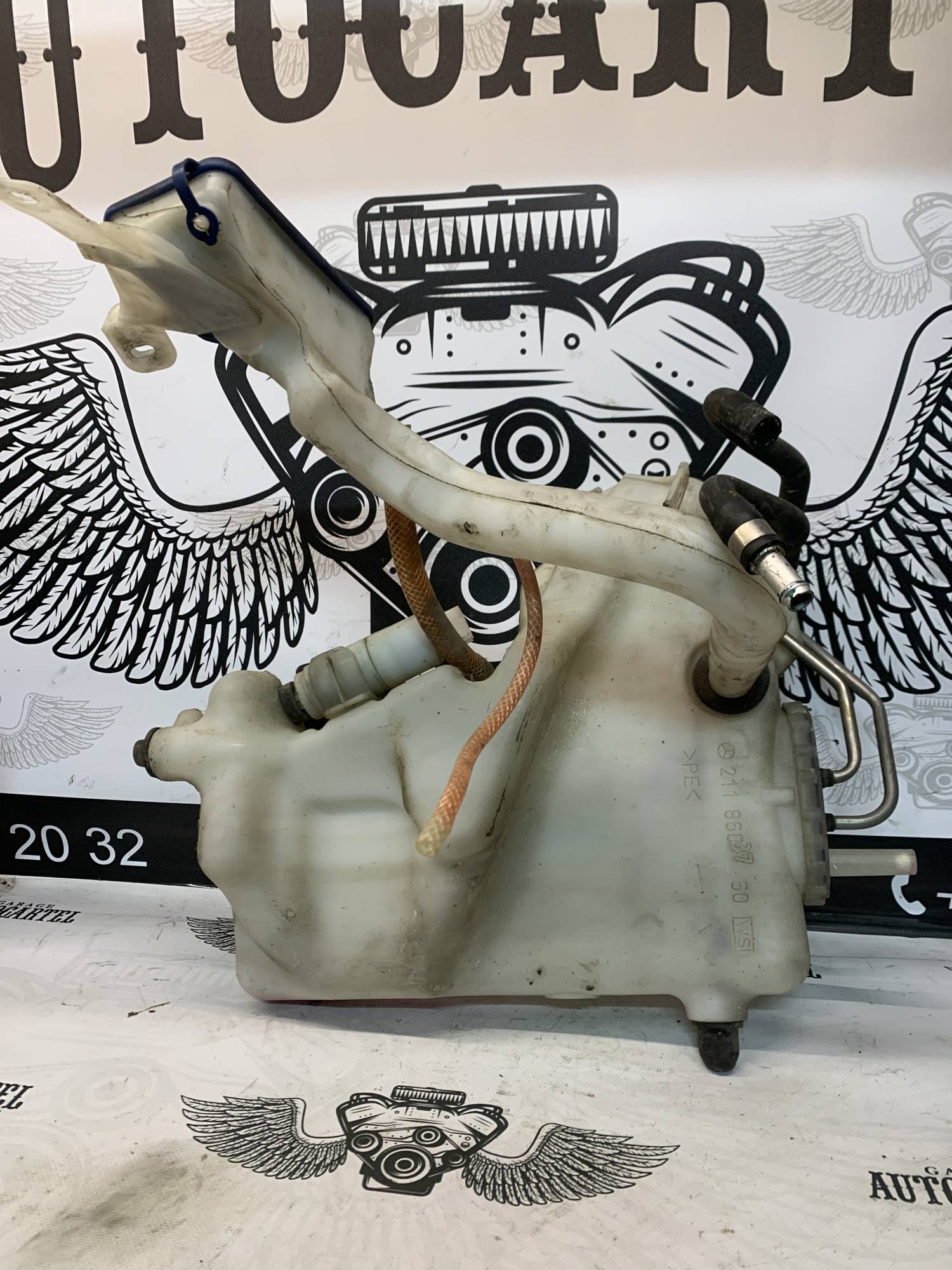 Бачок омивача для Mercedes W211 2118603760