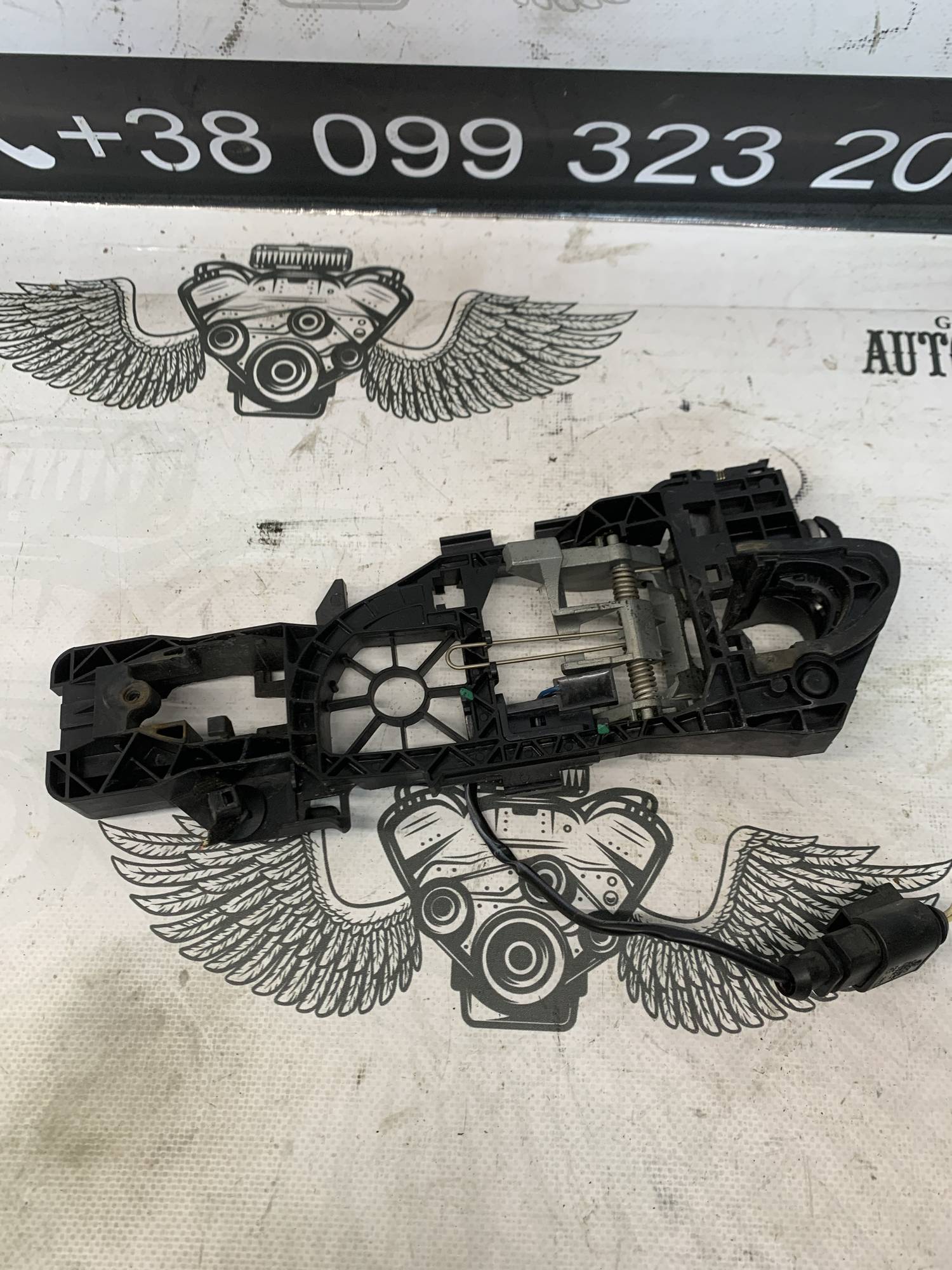 Ручка кронштейн передніх лівих дверей Volkswagen Passat CC 3c0837885j