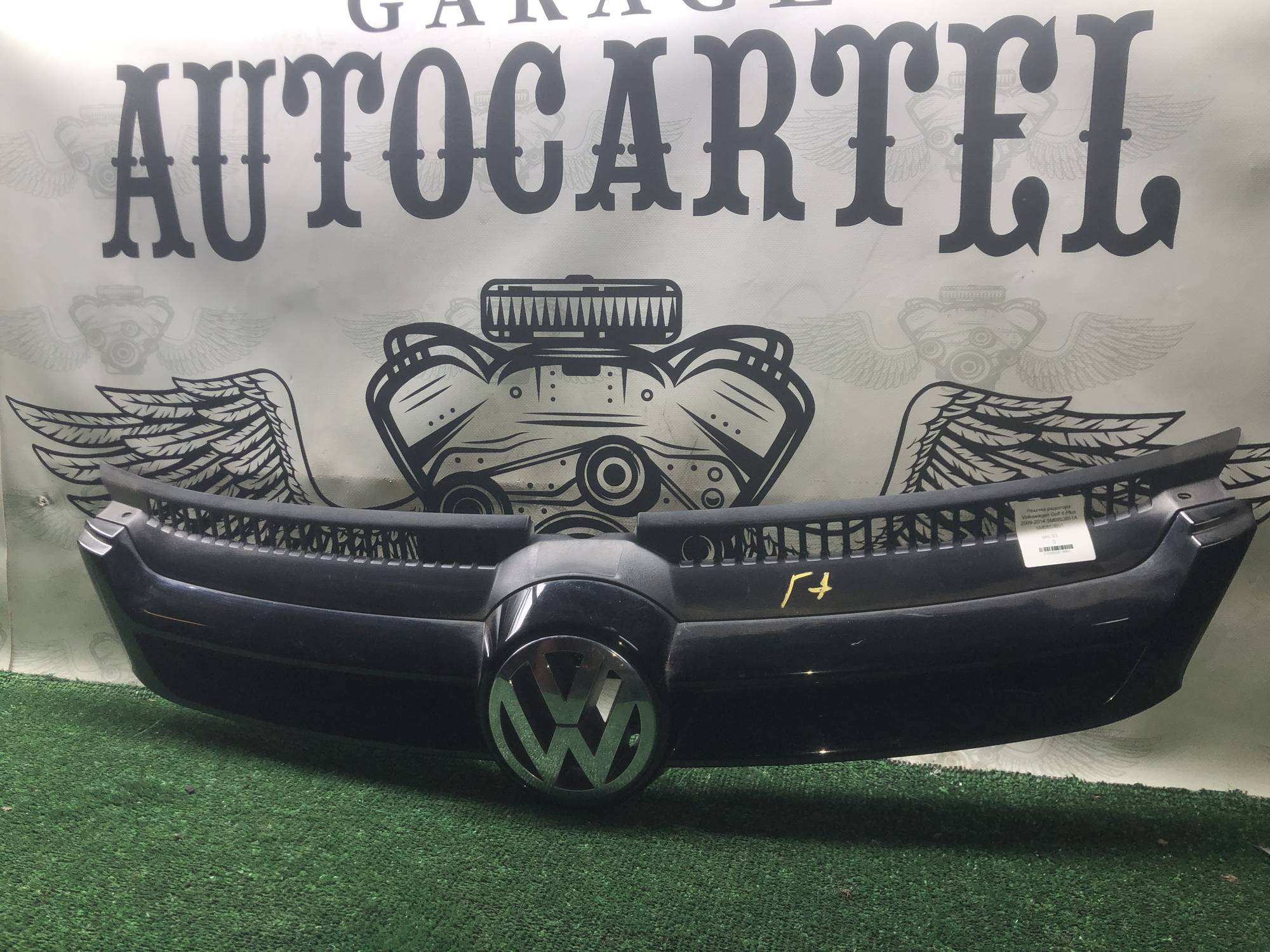 Решітка радіатора Volkswagen Golf 5 Plus 2009-2014 5M0853651A 5M0853651