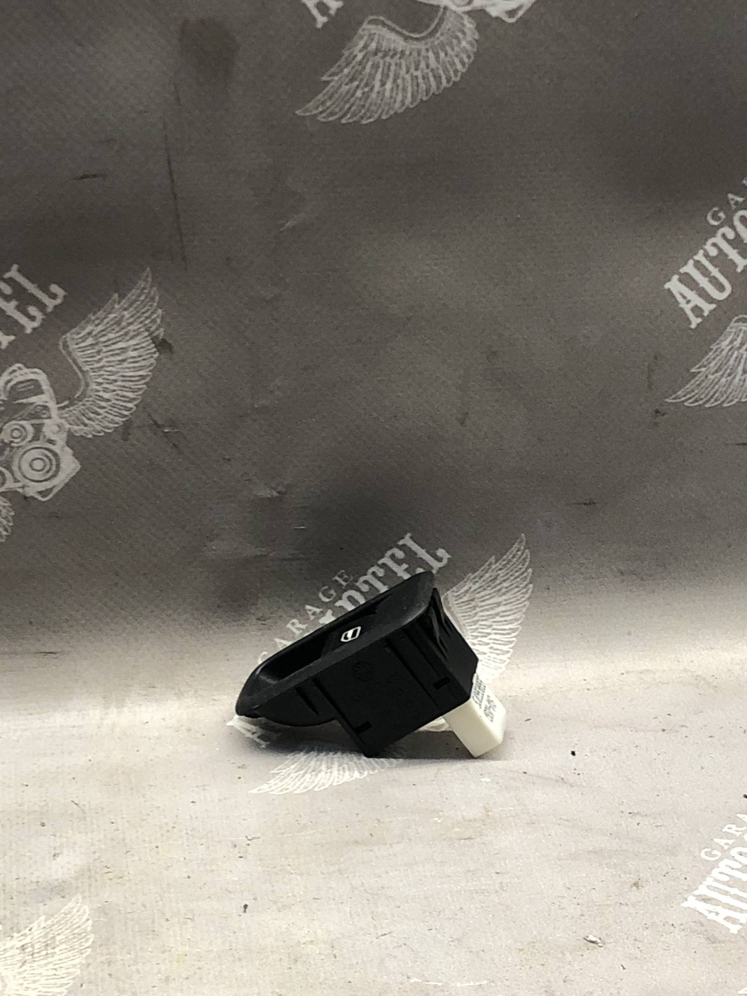 Кнопка Підйомника з корпусом VAG (5J0867435) Skoda Fabia 2