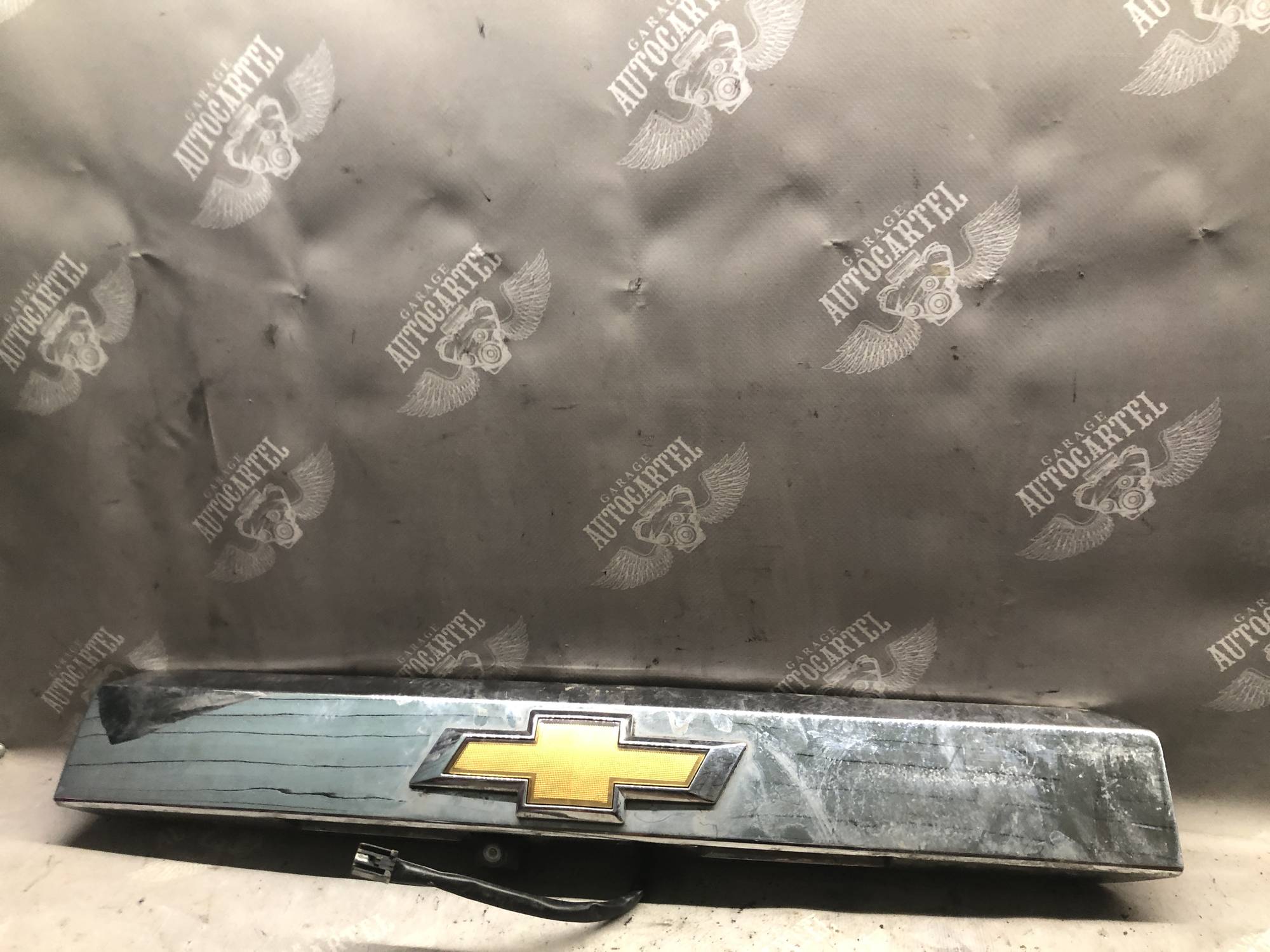95941685 декоративна накладка кришки багажника Chevrolet Orlando