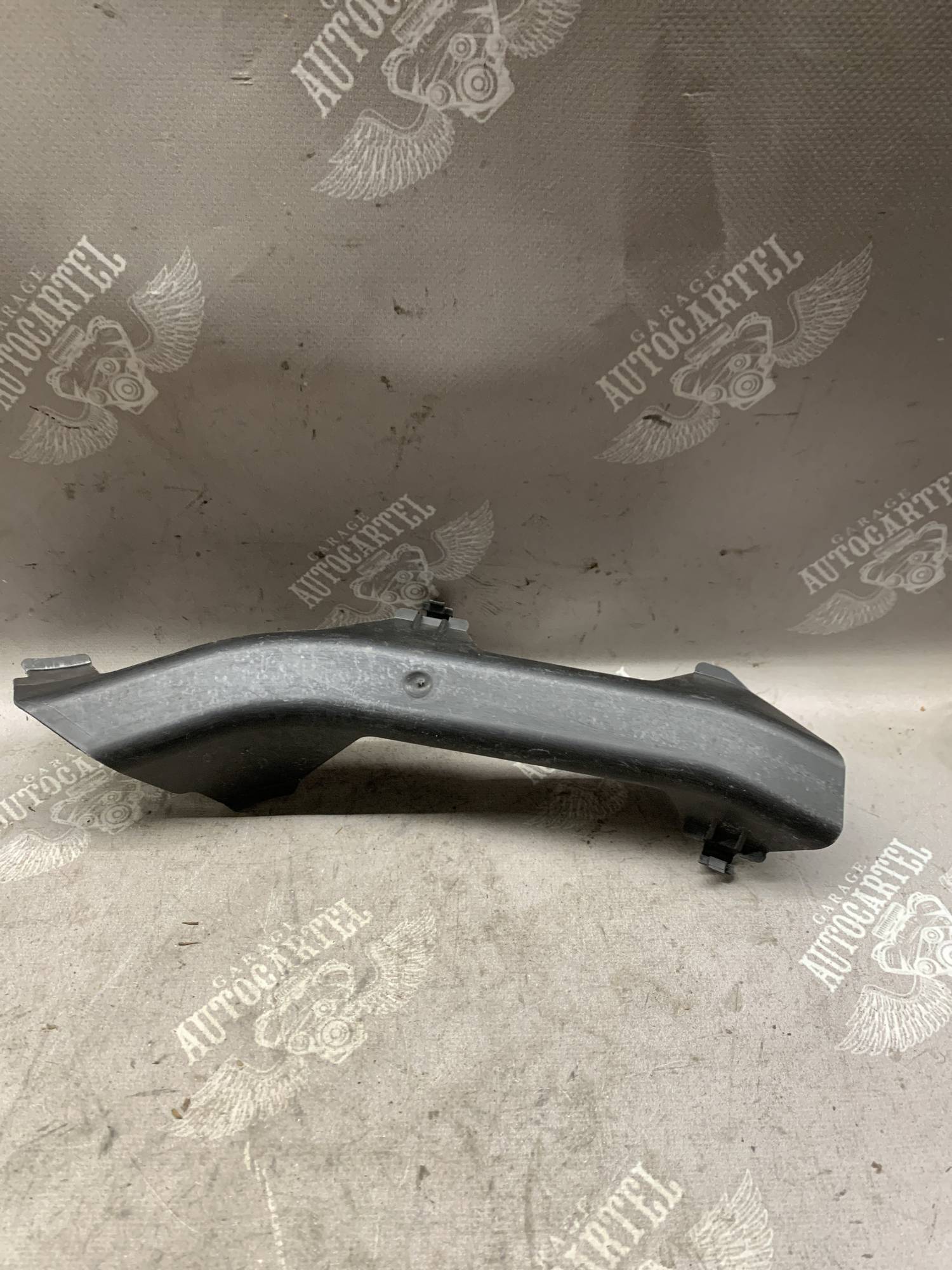 Внутрішня задня права пластикова накладка капота Mercedes W221 a2218890925