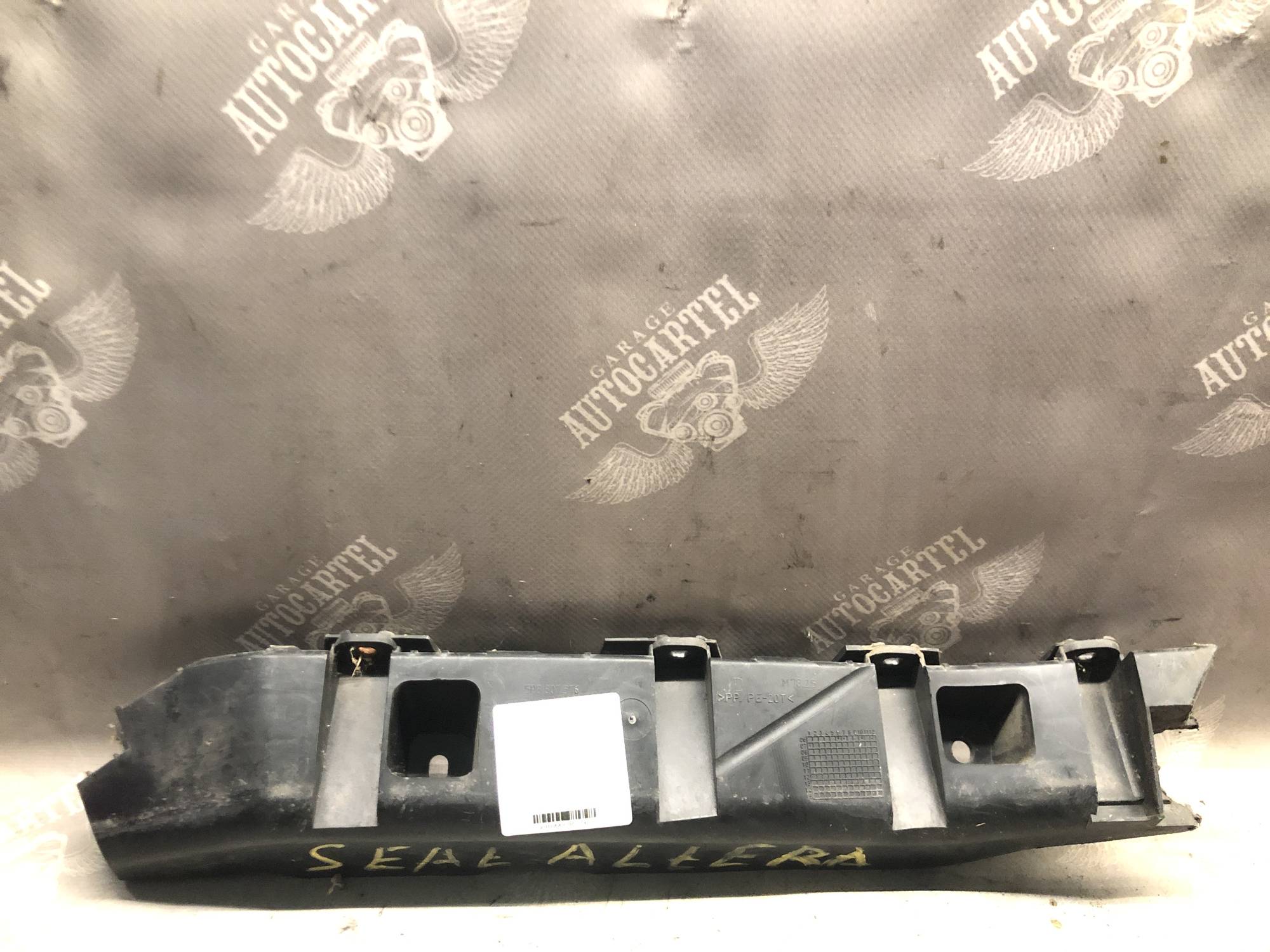 Кронштейн кріплення заднього бампера правий Seat Altea 5P8807376
