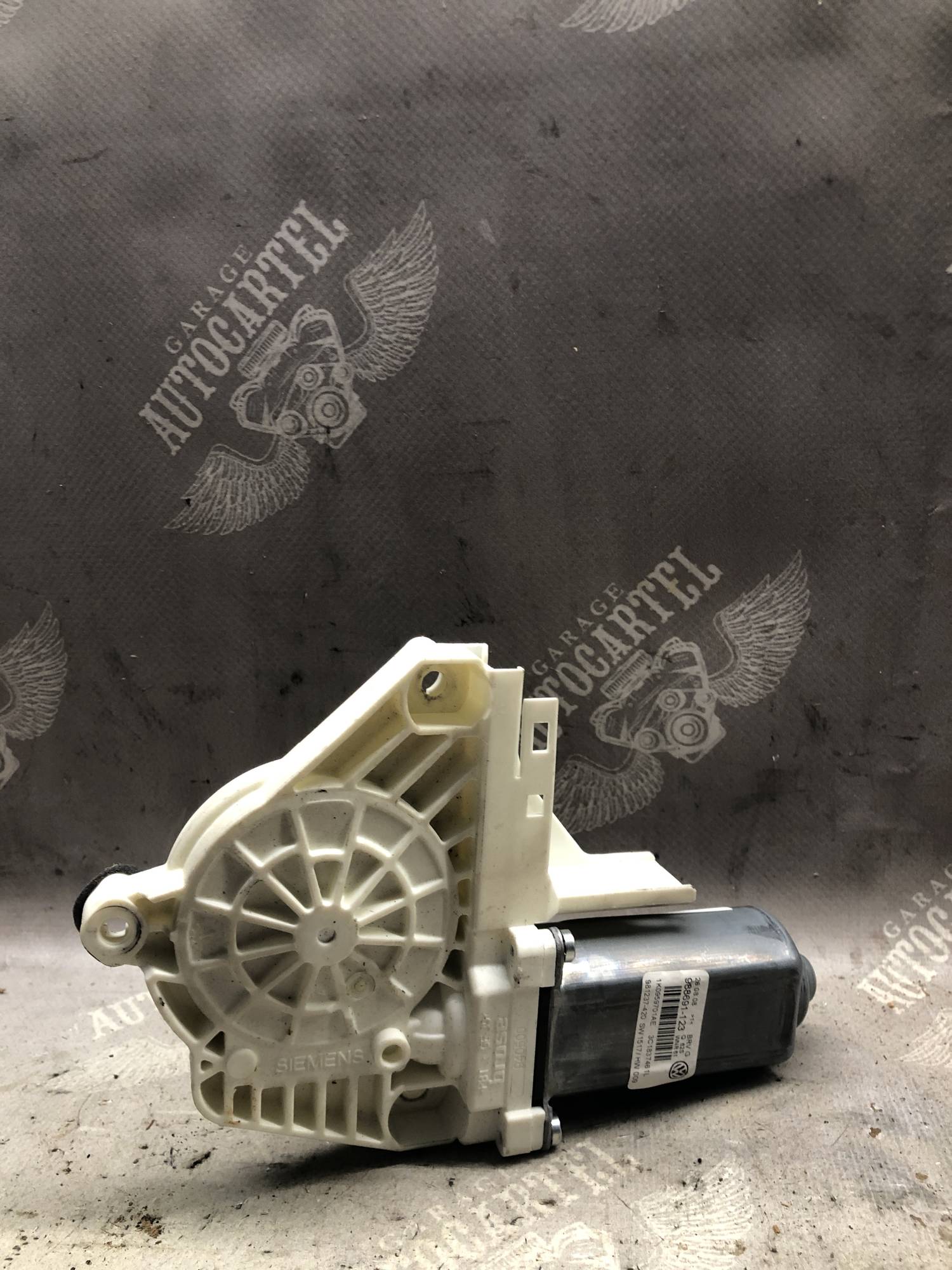 1k0959701ae моторчик склопідйомника передній лівий Volkswagen Passat B6