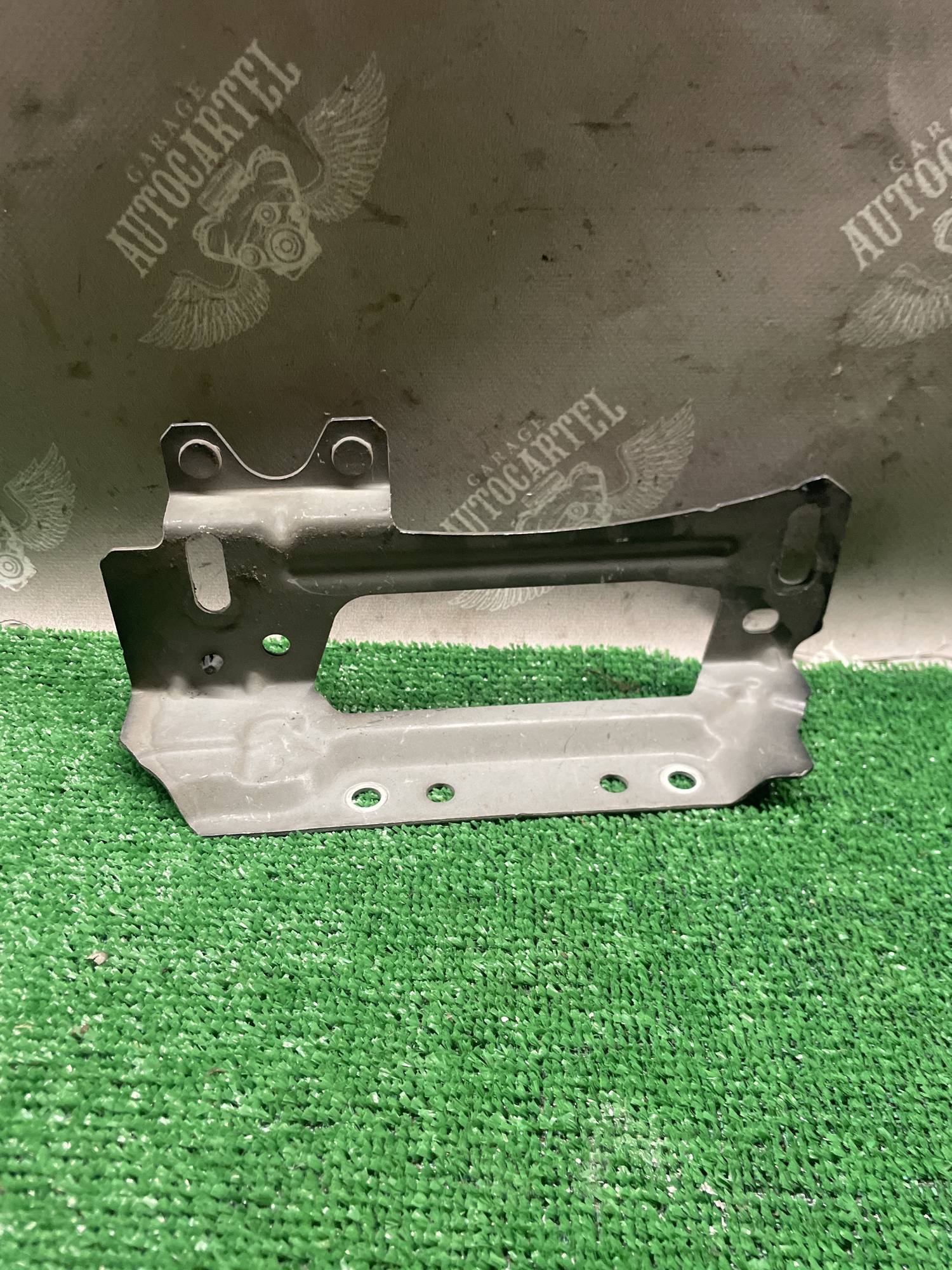 Кронштейн кріплення панелі Mazda CX 7 21116834