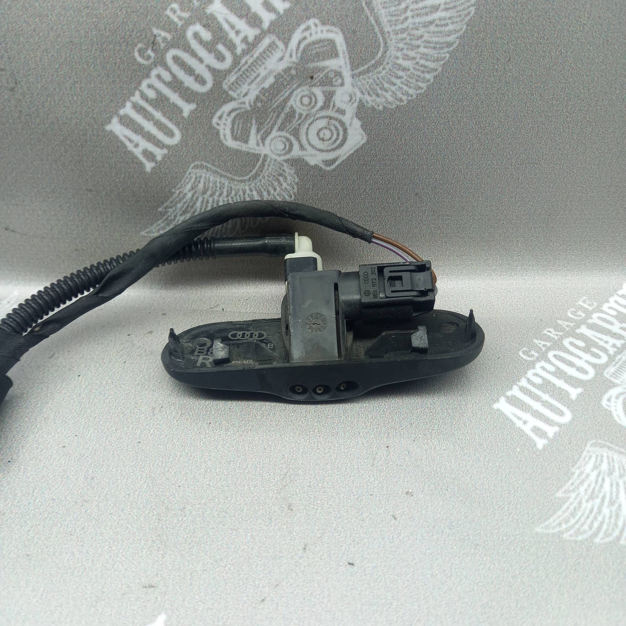 Форсунка омивача переднього скла Audi A4 07-15 8t0955988b