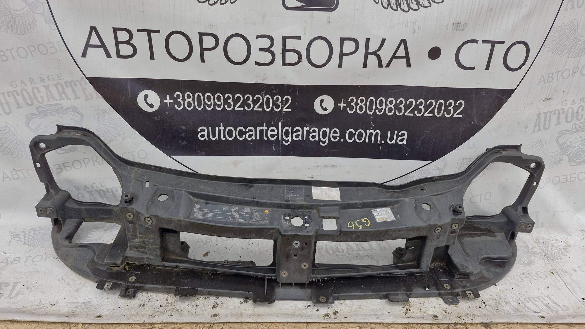 Панель передня (окуляр, телевізор) 06- Opel Vivaro 2001-2014 8200106571