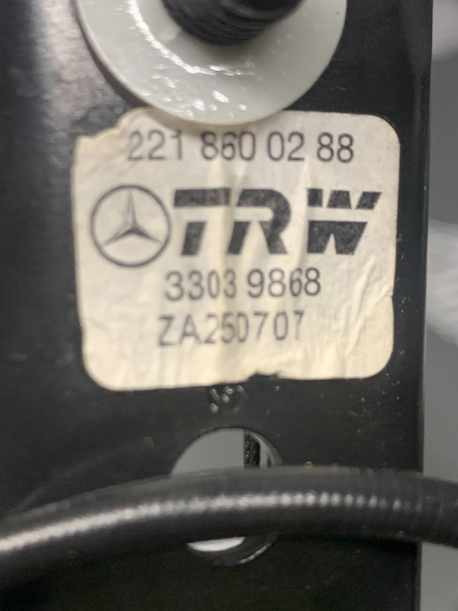 2218600288 ругулятор ремня безпеки передній лівий Mercedes W221