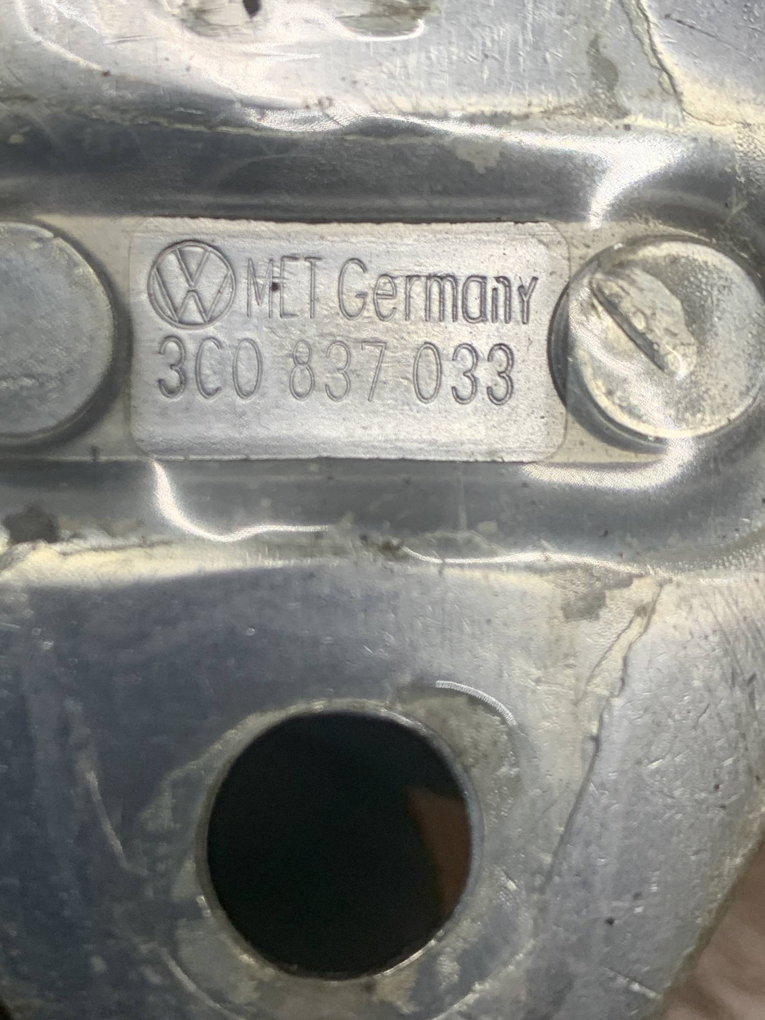 3c0837033 петля замка дверей передня Volkswagen Passat B6 2005-2010