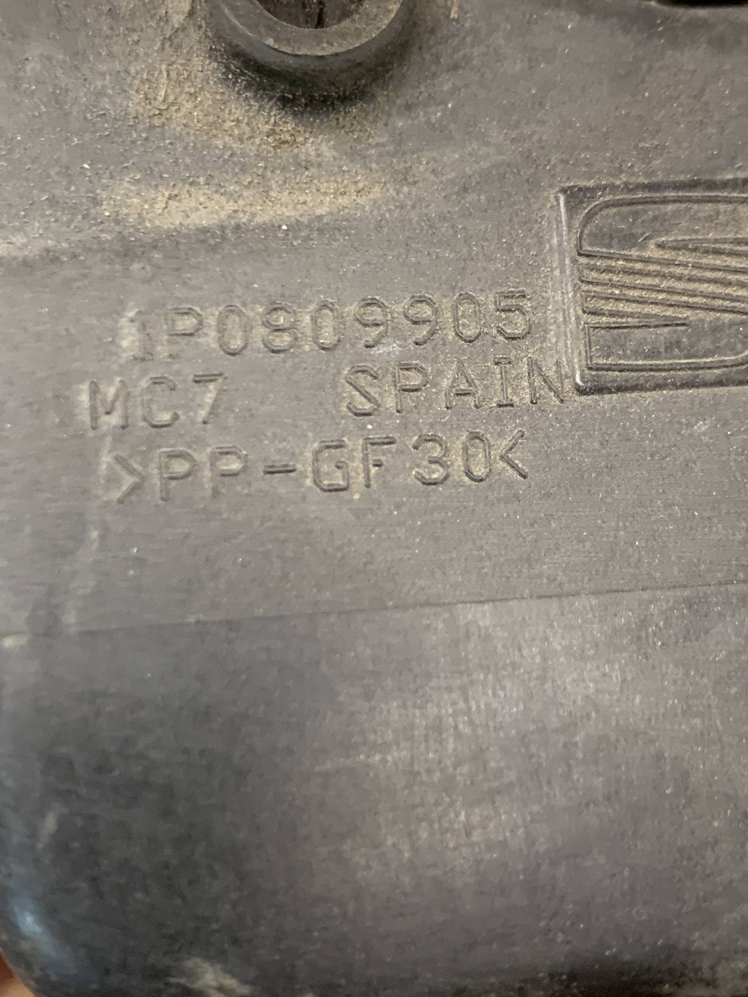 1p0809905, 21635182 Лючок топливного бака seat Leon 2005-2012