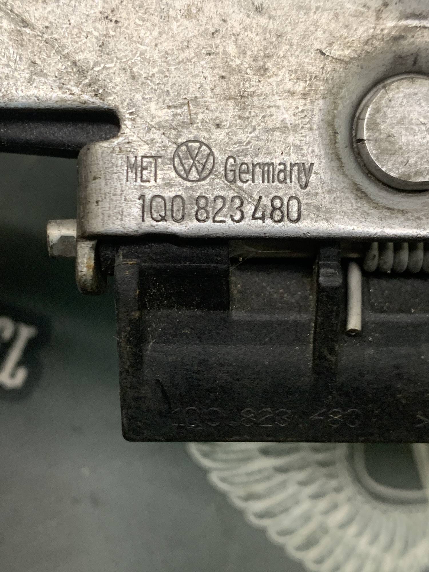 Замок капота верхній (гак) volkswagen golf 6 1q0823480