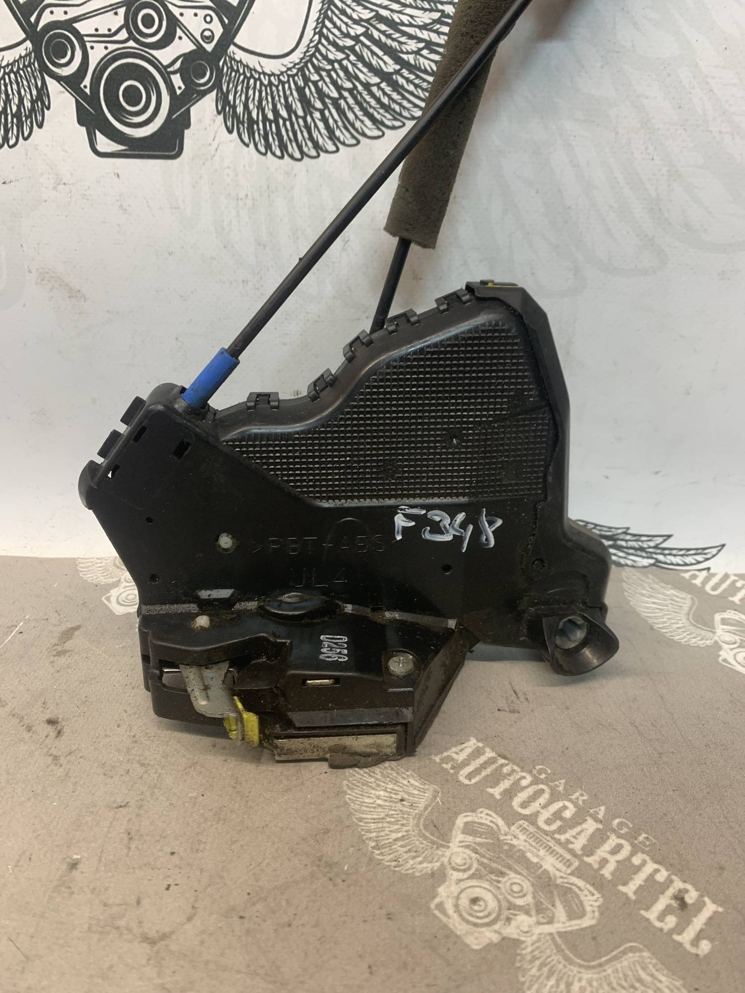 Замок двері передньої лівої Toyota Corolla Verso 6904042241