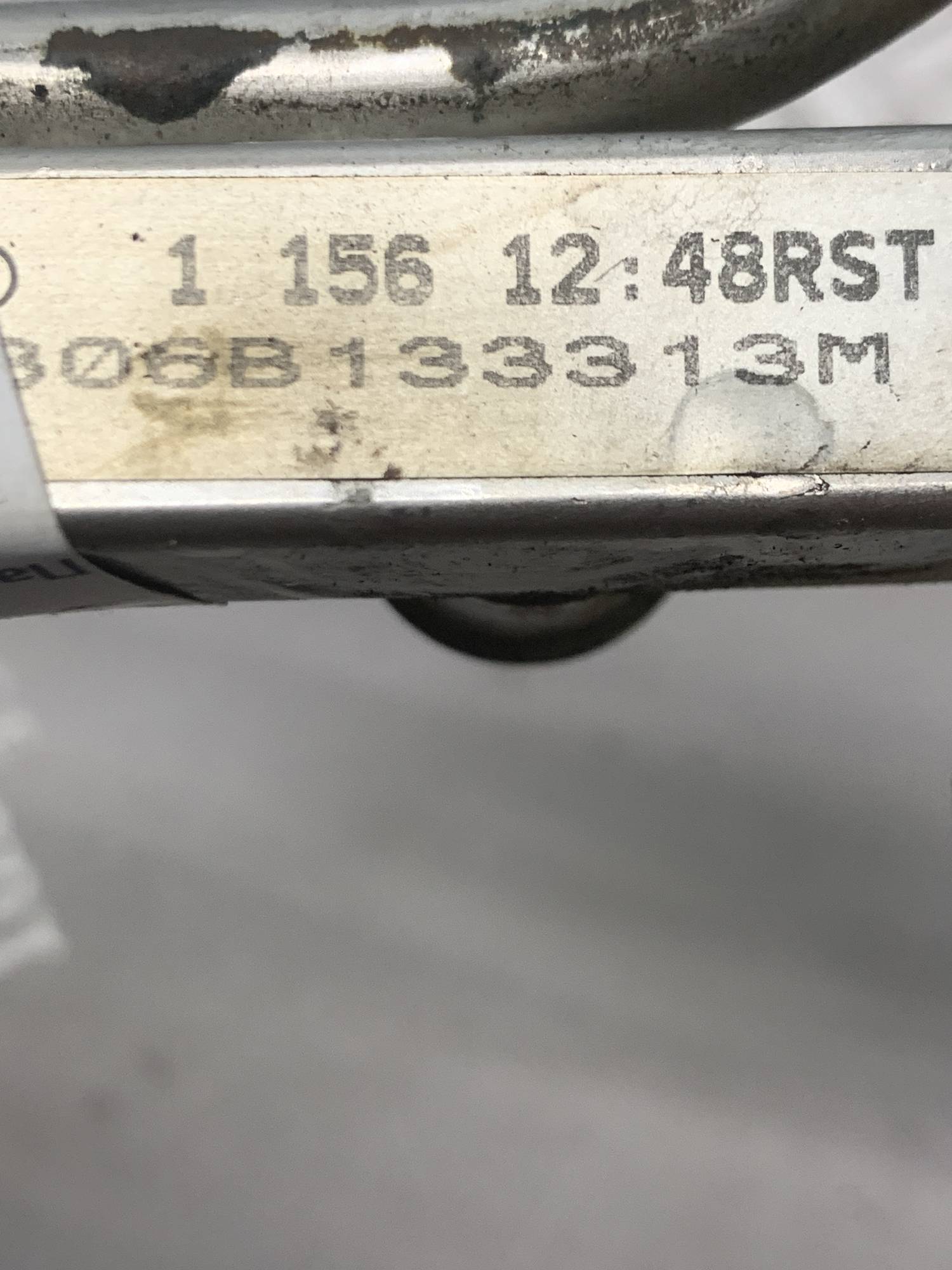 Паливна рейка volkswagen passat b5 2.0 8v 06b133313m