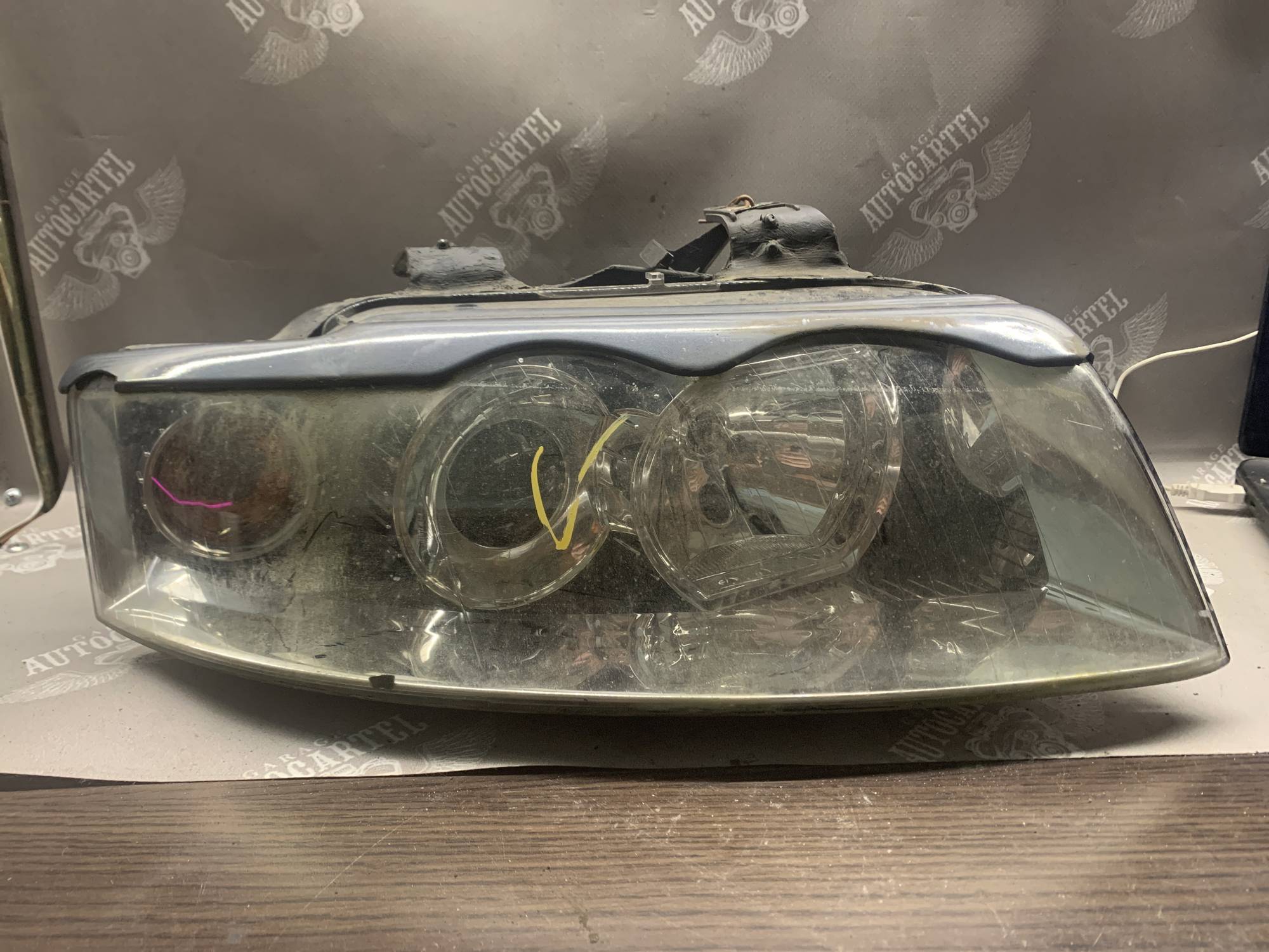Фара права передня Audi A4 B6 дефект кріплення 8e0941004f