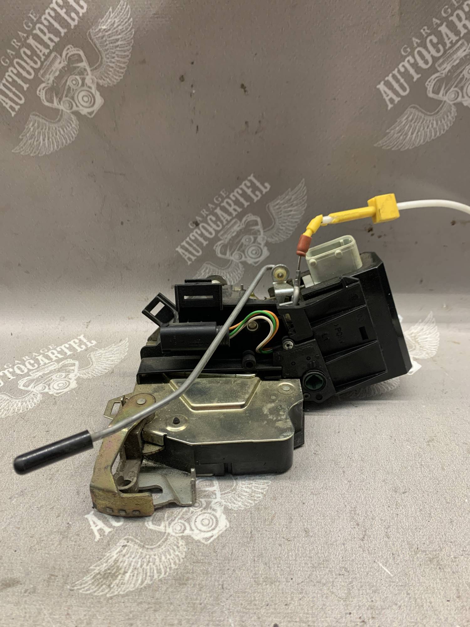Замок задніх лівих дверей з активатором BMW 5 E39 67118352165