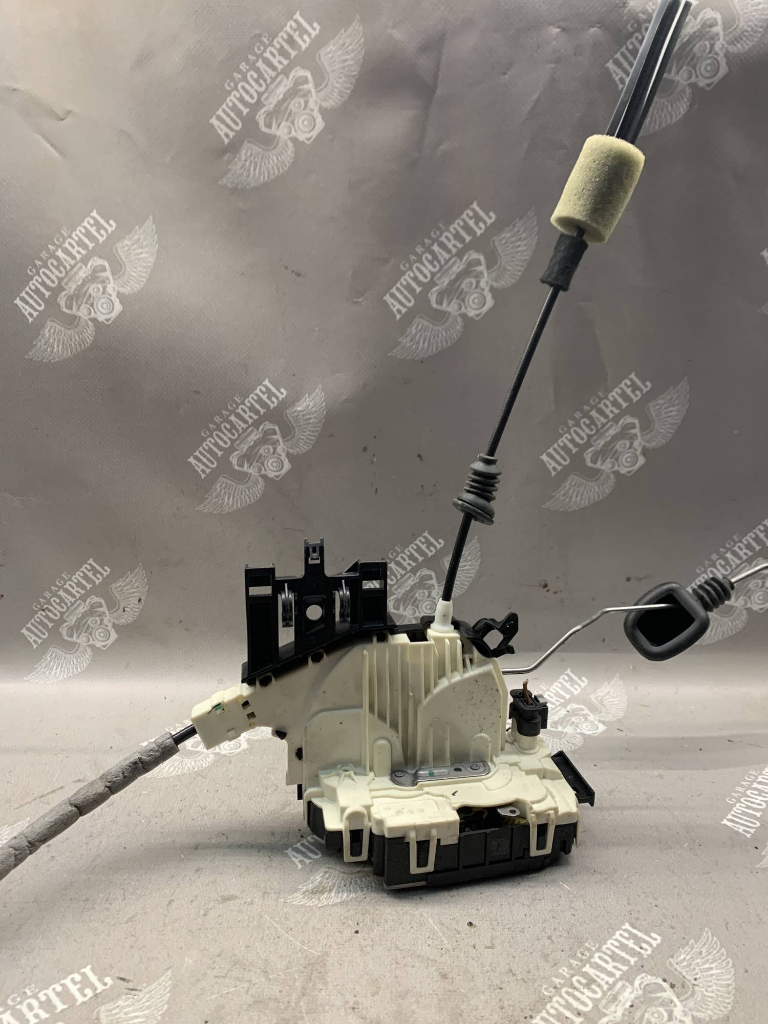Замок передніх лівих дверей Mercedes W212, C218, W204, C207 a2047202735