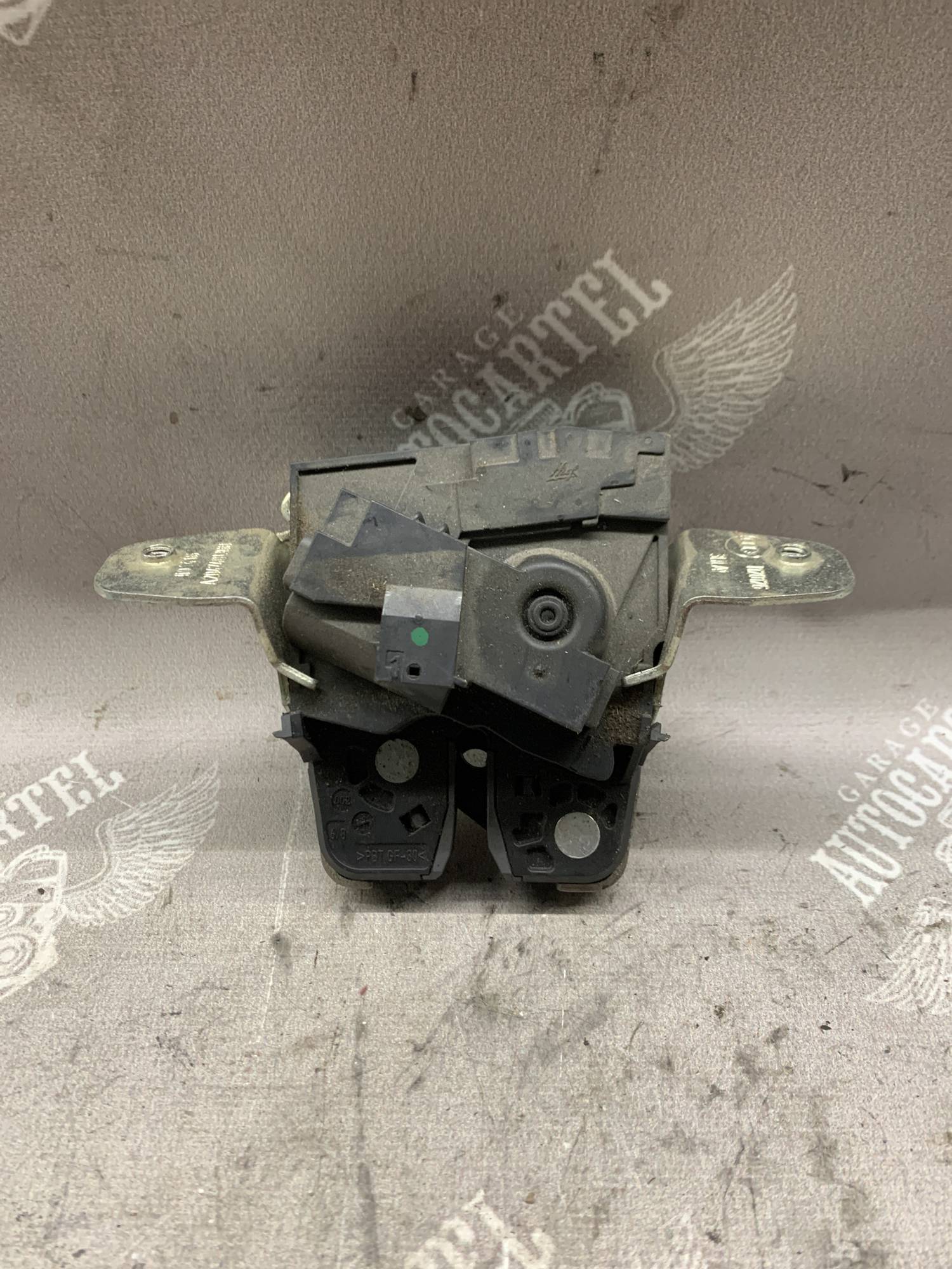 Замок кришки багажника Mercedes W204 W212 a2047401300